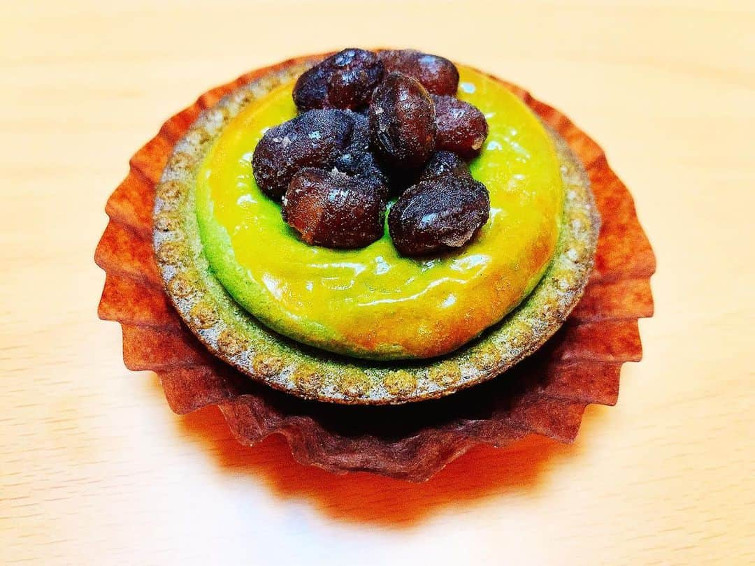 黒須遥香のインスタグラム：「🥧🍃  BAKEさんの 《マスカルポーネと香り抹茶のチーズタルト》!!!!!  .  抹茶とチーズがこんなにもマッチして さらに中に餡も入っていて 上には小豆……。  タルトの部分までも抹茶味になっていて、最高最強のチーズタルトでした😭✨  .  期間中、絶対にあと一回は食べようと思います☺︎  。  #bakecheesetart #ベイクチーズタルト #ベイク #チーズ #タルト #抹茶 #あんこ #和菓子 #洋菓子 #和 #おかし」