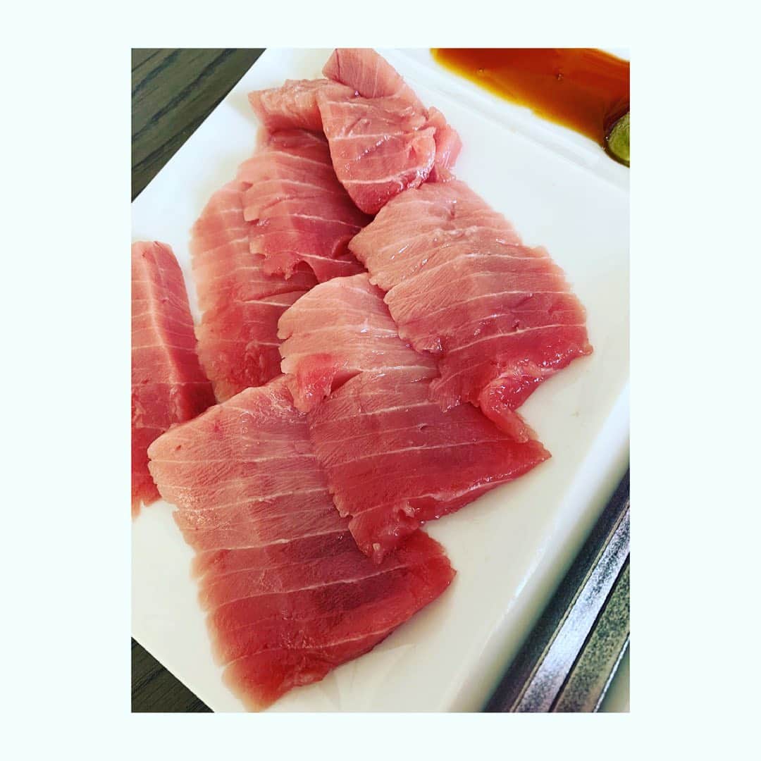 田中雅美さんのインスタグラム写真 - (田中雅美Instagram)「今日は日本テレビ「シューイチ」に出演させていただきました。  ・ ・ シューwhich⁈のコーナーは、豪華海鮮丼vs豪快鰻丼。 どちらもめちゃ美味しそうで迷いましたが、選んだ海鮮丼が多数決で勝利し…  美味しい美味しい立派なマグロをいただきました〜😆♡  ・ ・ お仕事後のビールに、脂の乗った立派なマグロ。 最高です♡  ・ ・ #日本テレビ #シューイチ #シューwhich #海鮮丼 #鰻丼 #どちらも美味しそうでした #苦渋の決断 #マグロゲット #超美味しい #仕事後のビール最高」4月11日 14時01分 - tanakamasami_official