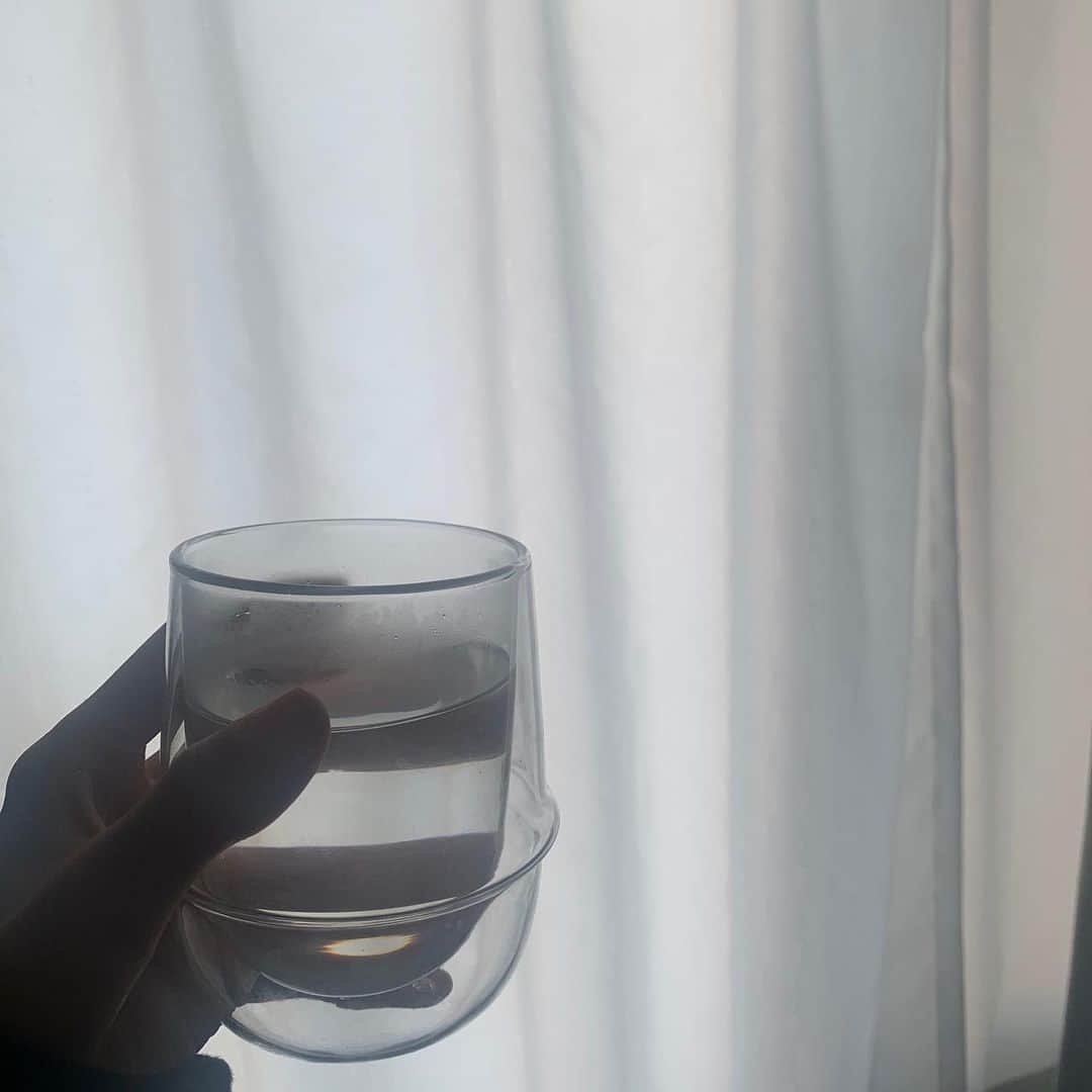 のインスタグラム：「最近ちゃーんと曜日を意識した暮らしをしてます☺️🌷 新しいコップは、結局朝の白湯で大活躍してくれてます~」
