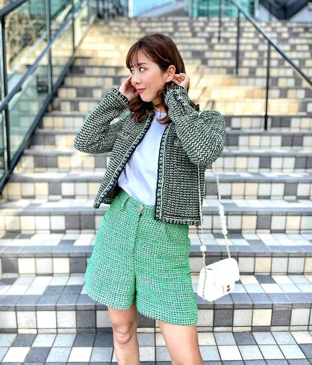 小川えりのインスタグラム：「CHANELコーデ可愛い💚 #chanel  #シャネル」