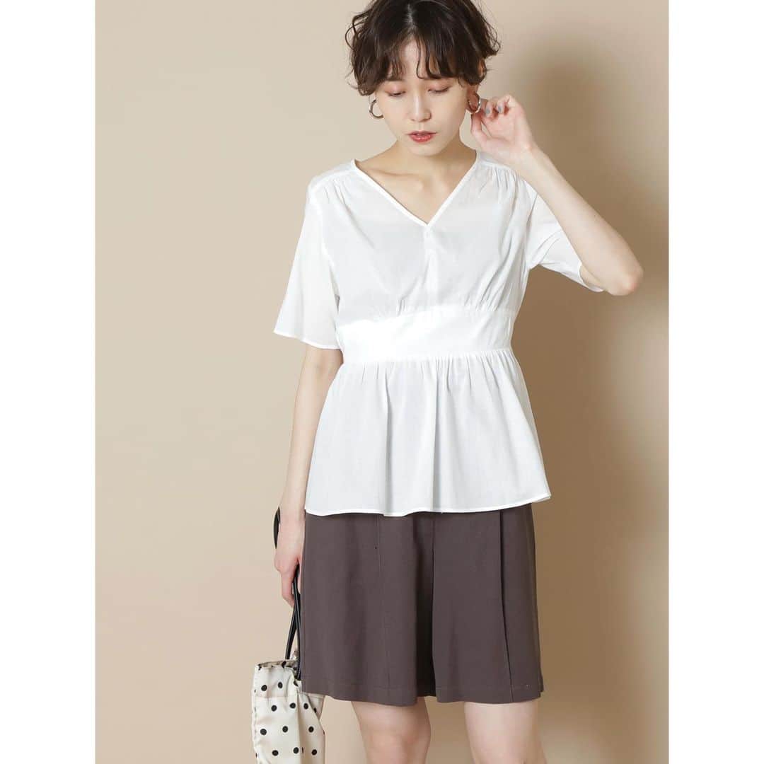 のインスタグラム：「《 NEW ITEM 》  🏷半袖ペプラムブラウス 1661110507 ¥7,480  ------------------ #nnaturalbeautybasic #code #coordinate #コーデ #コーディネート #ペプラム #カジュアルコーデ」