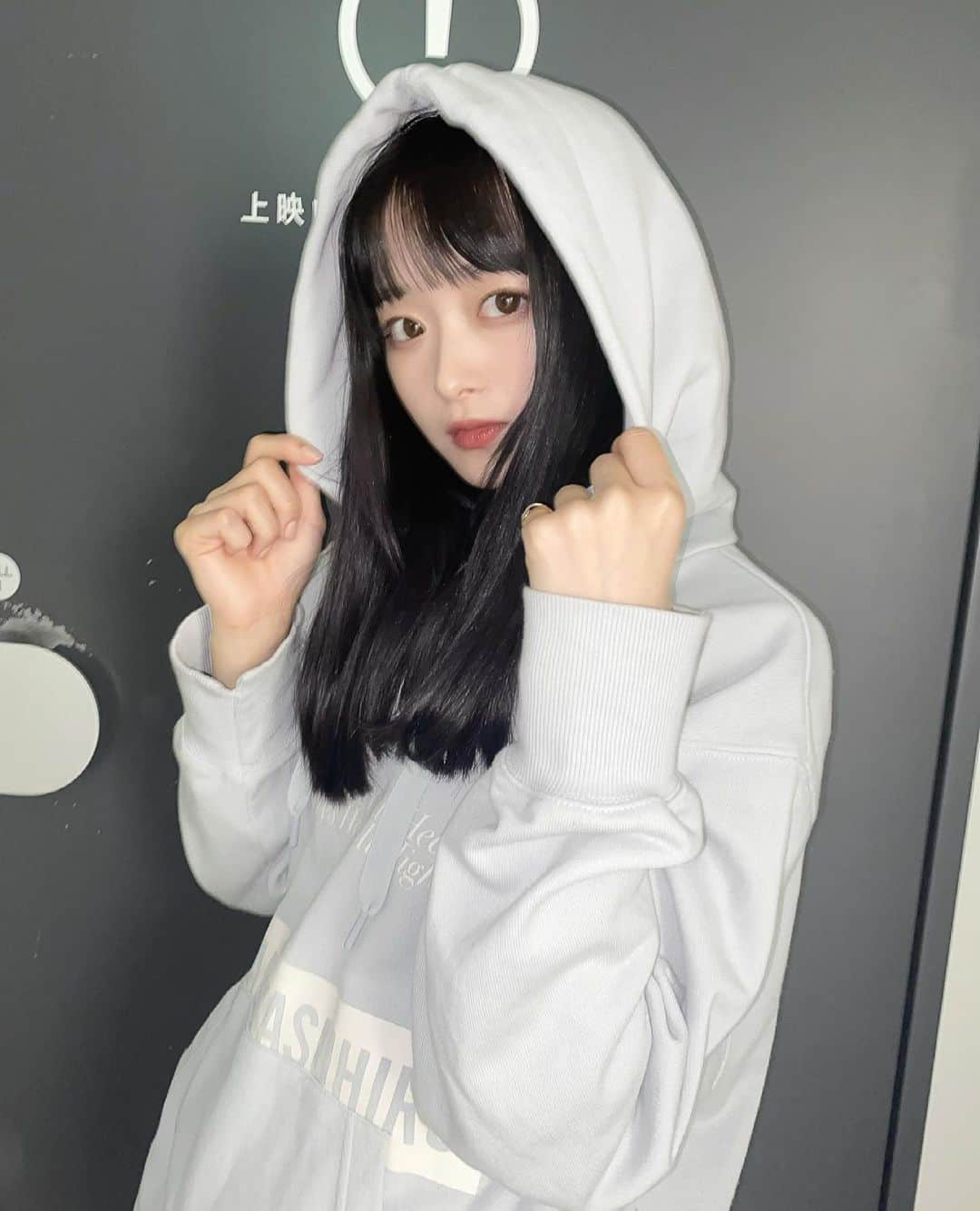 優希クロエのインスタグラム：「パーカー女子いいよね  久しぶりにせっかく写真撮ってもらったから載せちゃいました🖤」