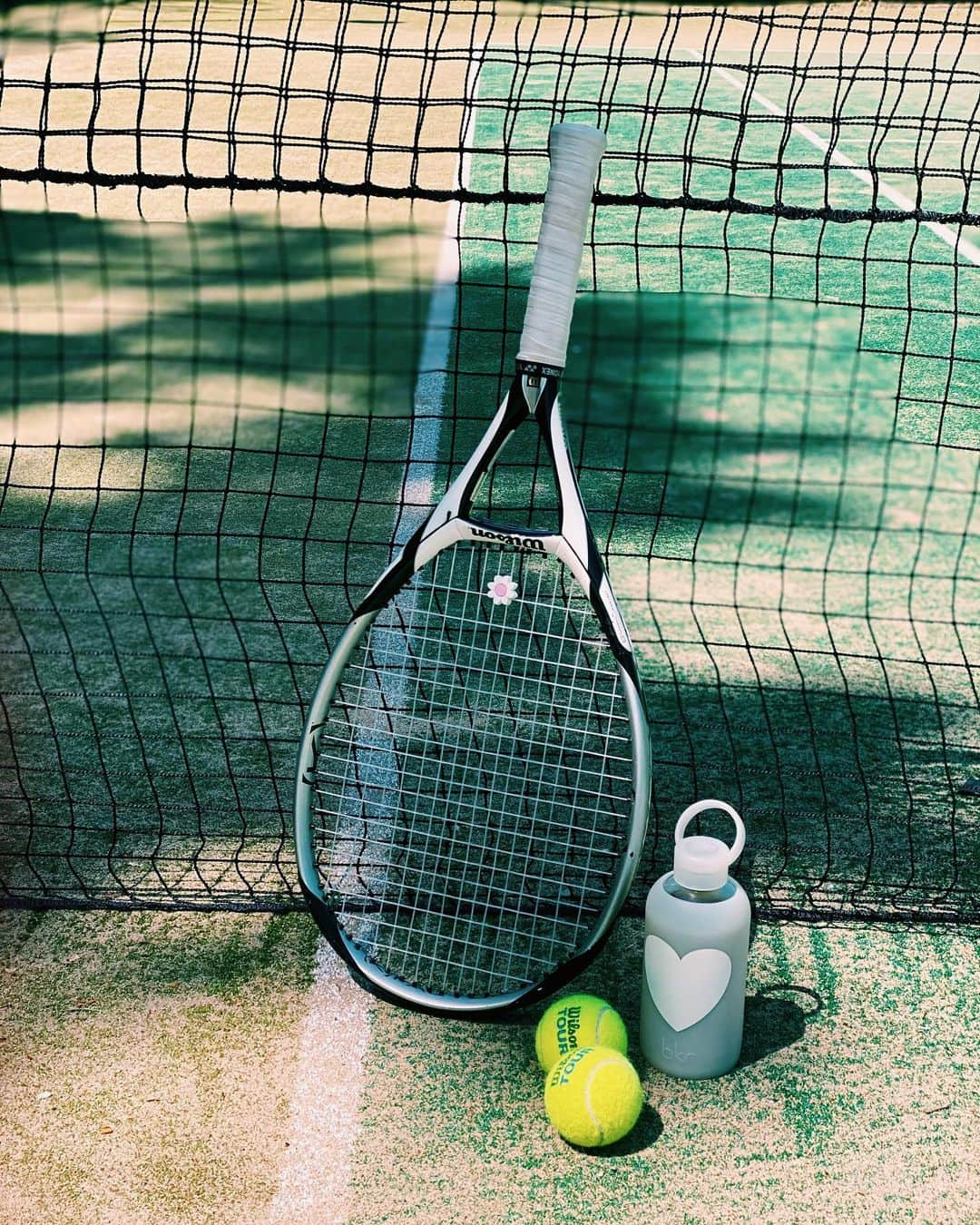 Risako Yamamotoさんのインスタグラム写真 - (Risako YamamotoInstagram)「久しぶりに晴れた日曜日🤍🌈🎾  密にならないスポーツ、テニスをしてリフレッシュ✨ 走る事が取り柄感の私、ボレーの上達に手こずっております🤪笑  いつもの愛用デトックスティーのデルールはお茶感覚で飲んでいるので、運動時の水分補給にも持って行っています♡  晴れの日の運動は格別💛 あまりに気持ち良くて、ウォーキングも行きたい♡  #tennisday #sunnyday #tennis #デルール #derule #detoxtea #デトックス #wilsontennis #テニス」4月11日 14時51分 - risako_yamamoto