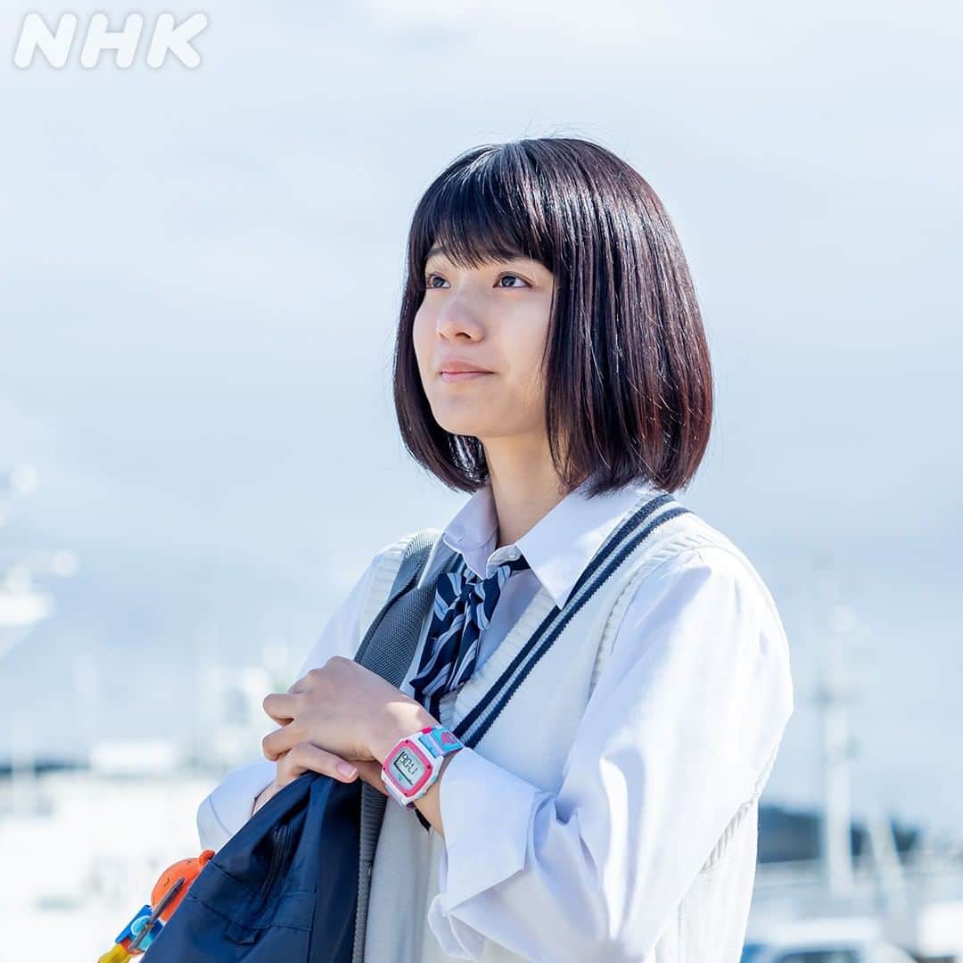 NHK「おかえりモネ」のインスタグラム：「☺ #おかえりモネ 人物紹介🐟【 #蒔田彩珠 】  百音の妹・永浦未知  勉強が得意なしっかり者。 家業の養殖業を担うため、水産高校で勉強中…✍🏼 モネとは正反対の性格だけど、仲良し姉妹。  🌞 #5月17日放送開始 🌞」