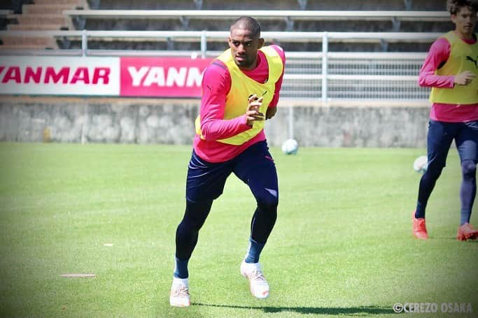 ダンクレーのインスタグラム：「Estou de volta aos treinos!!! Agora muito mais apto para executar o que fui criado para fazer, com mais alegria, mais amor e muito mais determinação para vencer.   Obrigado Senhor por essa pausa que me foi dada a tantos aprendizados, no início eu não entendi mais hoje a minha transformação ecoa não só dentro de campo, mais fora dele também. Obrigado por fazer a sua vontade e não a minha. 🙌🏾🔥👊🏾⚽️💪🏾#DK3️⃣3️⃣」