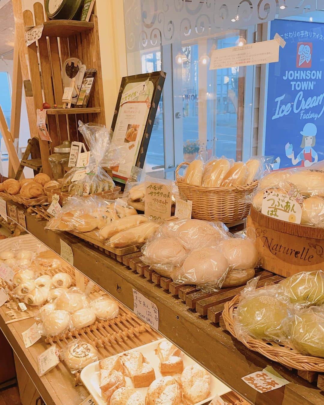 天舞音さらのインスタグラム：「焼きたてのパンの匂い大好き💕  #cafe#bread#bakery#johnsontown」