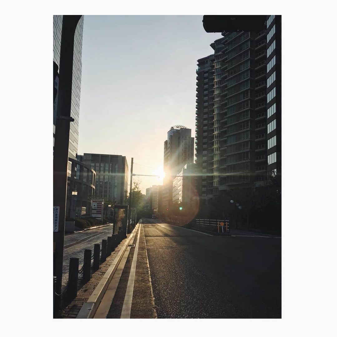 武田伊央さんのインスタグラム写真 - (武田伊央Instagram)「毎週日曜日の朝の景色で 季節の移ろいを感じます😌🌿  随分と明るくなり、 早起きが心地よい時期ですね〜  この後10:30〜は サンデーウォッチ！ 是非ご覧ください。  #朝日」4月11日 6時52分 - iotakeda_rkb