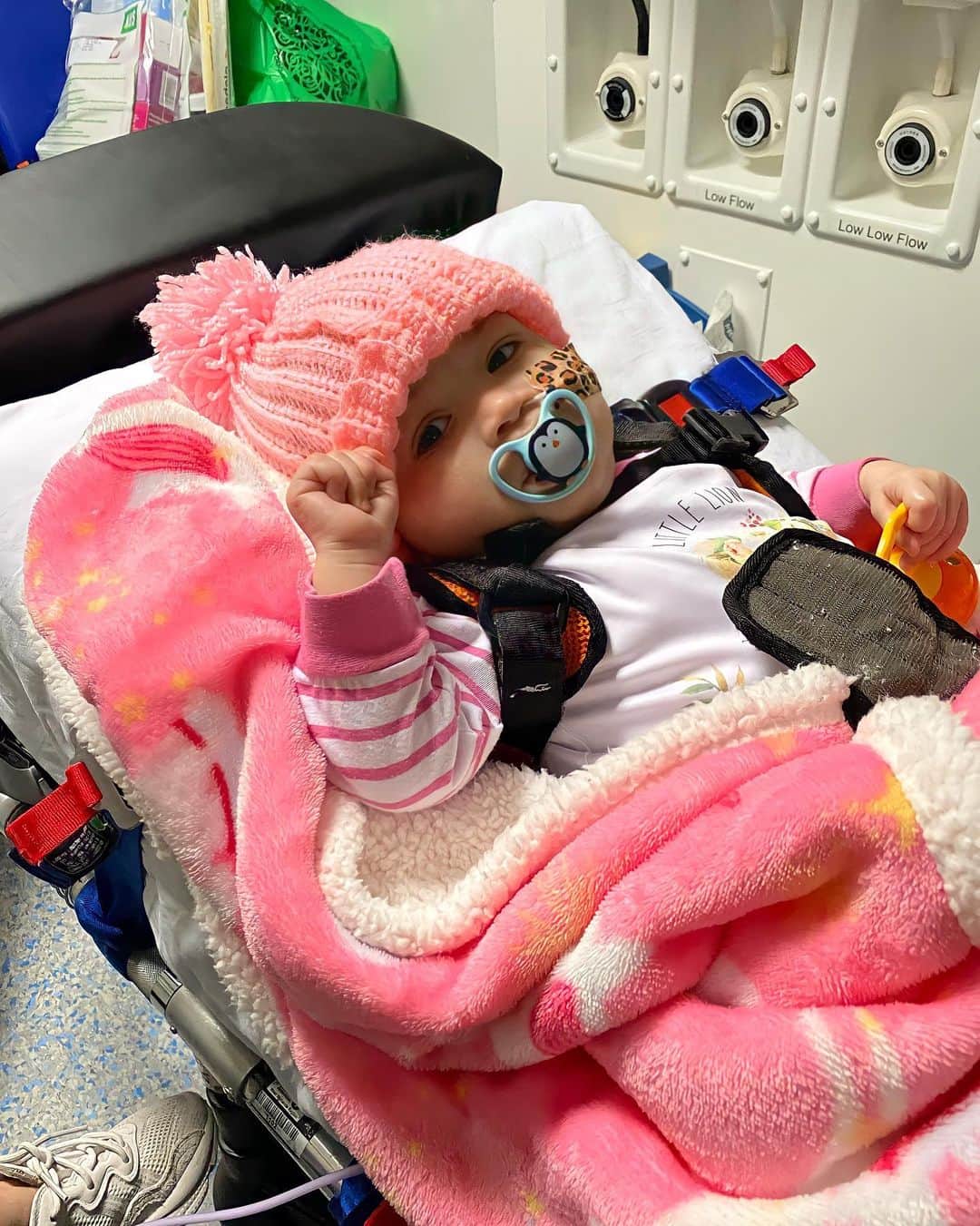 アシュリー・ケインのインスタグラム：「Yesterday Azaylia returned home from hospital like the fearless little lioness that she is. 🦁✊🏾  Today is her 8th month birthday! Happy 8 months baby! I honestly thought @therock was my hero until I spent the last 8 months with you. You taught me how to be strong when I needed strength, you taught me how to smile when I am feeling sad, you taught me how to cherish every single moment - as these moments are all we have. You’ve been tenacious, fearless, courageous, positive, happy and loving through times which I thought would make it impossible! 🥲  You’ve given me the best 8 months of my life through the toughest of times. MY HERO 🙌🏾 I LOVE YOU ❤️」