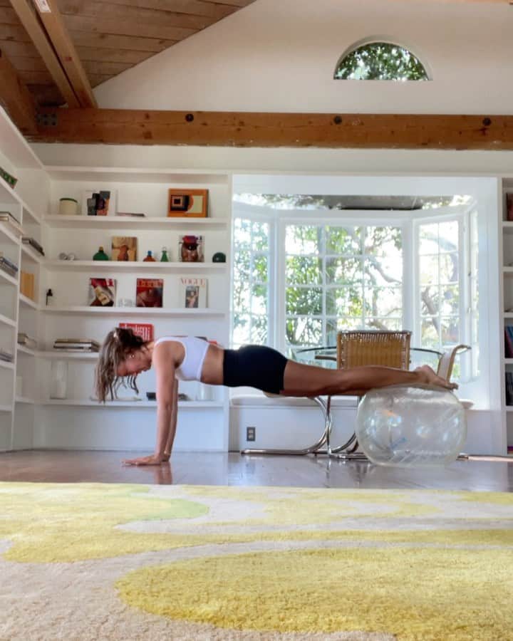 emilyのインスタグラム：「Hot girl summer prep 😜💪🤙」