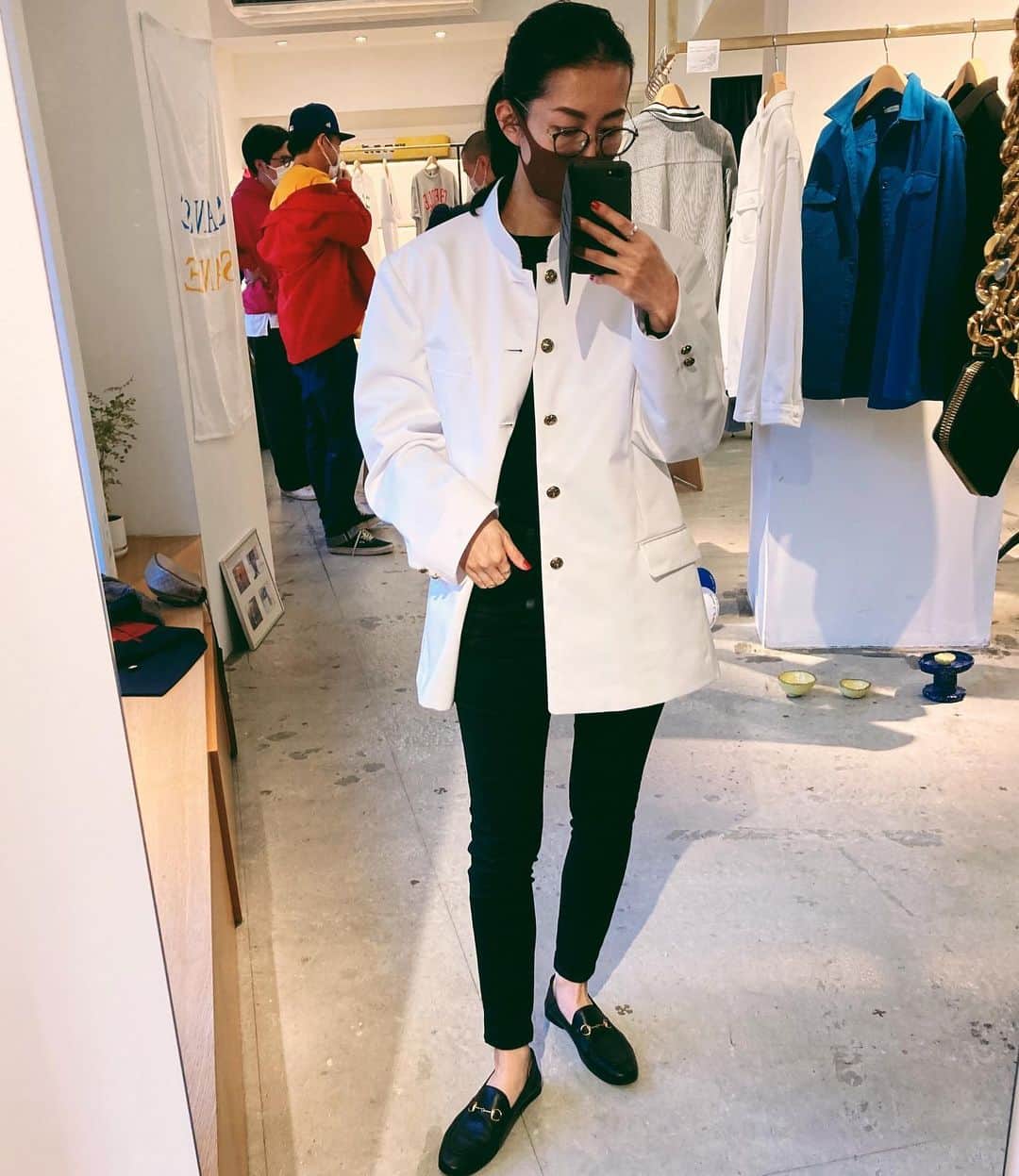 のインスタグラム：「梶さんの展示会。白い学ランカッコよかったな。 オーダーはコタツで書くスタイル。ひとつひとつの服にテーマと文章が丁寧に書かれていたので、完全に現代美術でした。 次はゆっくりじっくりお邪魔せねば。  #sansesanse #学ラン #展示会」