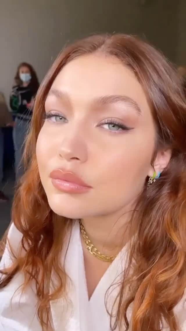 ジジ・ハディッドのインスタグラム：「right through the very heart of it 🗽 another NYC day with my @maybelline fam @erinparsonsmakeup @elizabethsulcer @estherlangham @missstephoh ++++ our whole crew. Love u all」