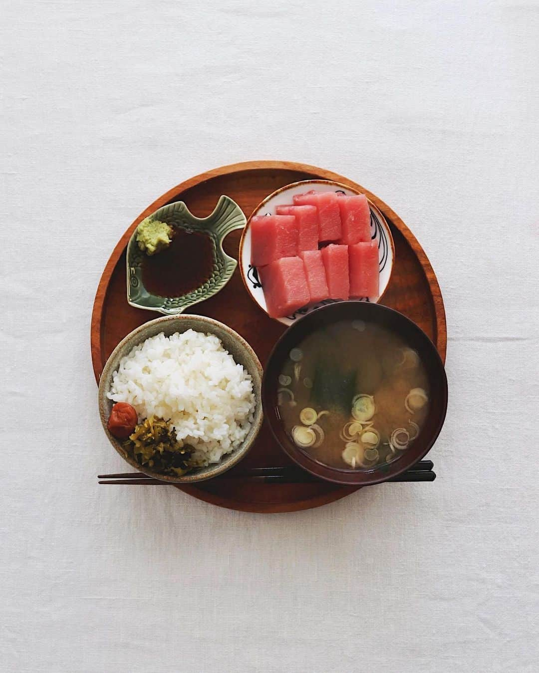 樋口正樹さんのインスタグラム写真 - (樋口正樹Instagram)「Today's breakfast . 今朝は炊き立てご飯に、 安価なまぐろのお刺身、 お味噌汁、梅干、高菜。 . . . #朝食 #朝ごはん #めばちまぐろ #冷凍マグロ #お刺身 #わかめの味噌汁 #梅干 #高菜漬け #breakfast」4月11日 7時41分 - higuccini