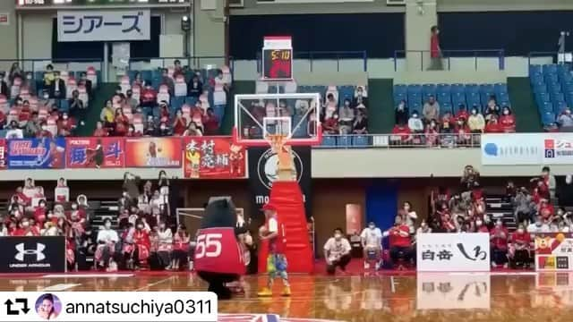 山本寛斎のインスタグラム：「#repost @annatsuchiya0311 ・・・ 熊本ヴォルターズ勝ちました‼️ くまもと元気祭りにての始球式😎 シュートも決まりました❤️ めっちゃ楽しかった！ いい試合見せてもらいありがとうございます😆♥️💕  #くまもと元気祭 #熊本ヴォルターズ #日本元気プロジェクト @volters_official @kansaiyamamoto_official」