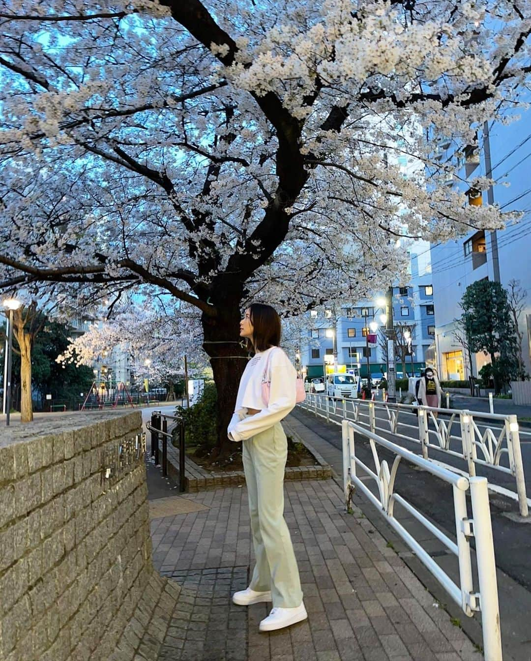 朝日奈央さんのインスタグラム写真 - (朝日奈央Instagram)「さくらだいすき〜😆🌸🤍ぱー！ #あさひ私服」4月11日 9時02分 - pop_step_asahi