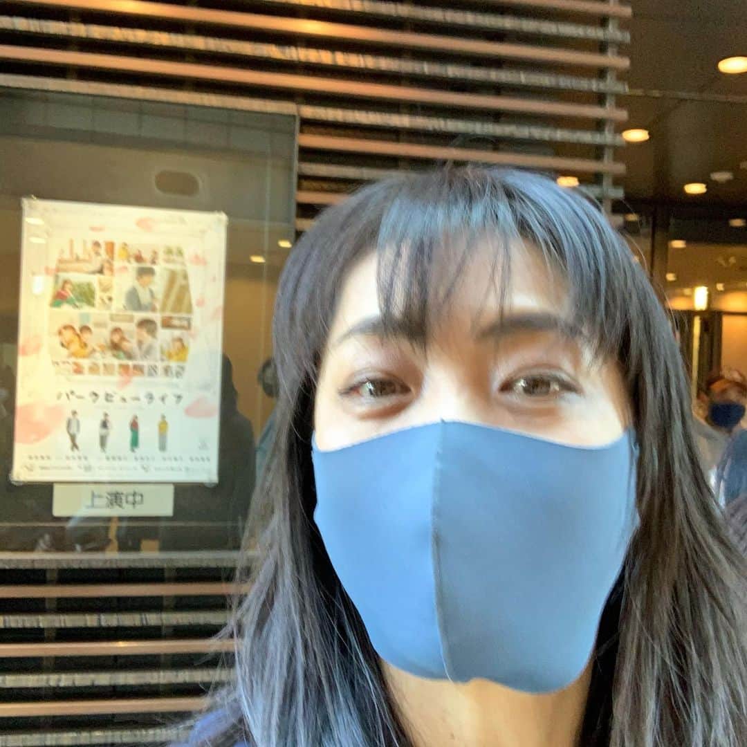 のインスタグラム：「#パークビューライフ #舞台を観てきました  舞台セットが素敵でした❣️ 風間俊介さんが演じる主人公の成瀬洋の部屋 こんな空間で仲良しな友達とシェアハウスみたいな生活を私も若い頃にやってみたかったなぁ😁なんて  クスッと笑える😂面白いシーンや台詞もたくさん 楽しくて温かいストーリー あっと言う間でした  #キャスト #風間俊介　さん #倉科カナ　さん #中川翔子　さん #前田亜希　さん  #集合👆 #スクラム 😁良かった  #岡田惠和さん　脚本 #田村孝裕さん  演出」