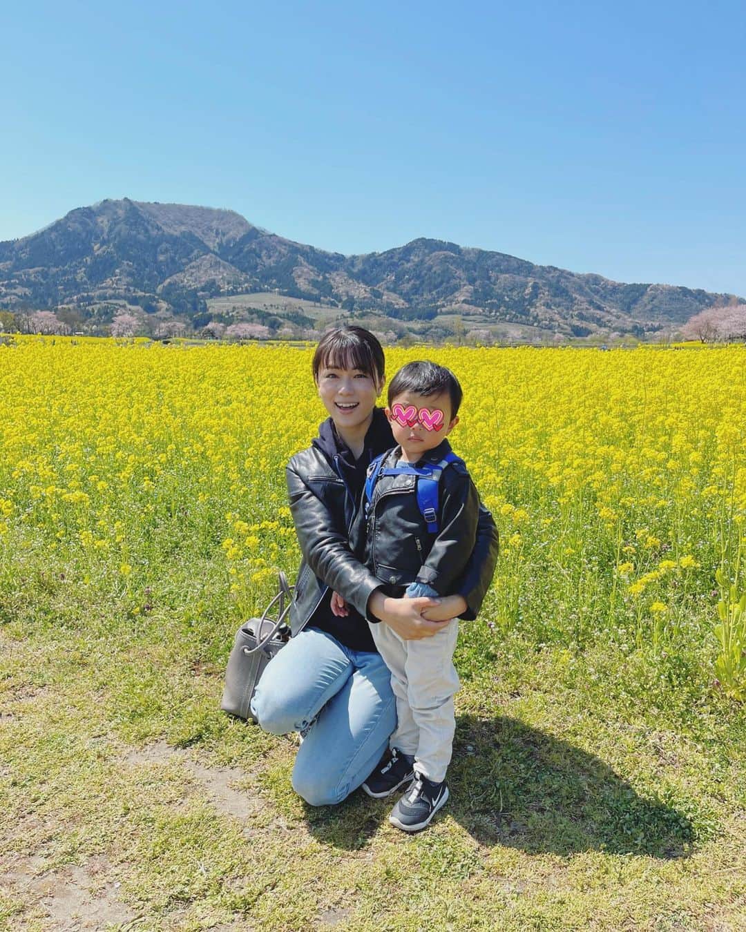 本田朋子さんのインスタグラム写真 - (本田朋子Instagram)「菜の花畑が見頃。 素晴らしい景色だなぁ😌  #新潟 #のびのび #子育て #2歳」4月11日 9時29分 - tomoko_honda_official_phonics