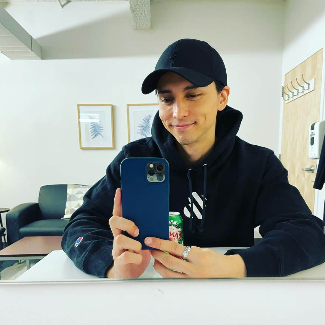 ジュリアン・スィーヒさんのインスタグラム写真 - (ジュリアン・スィーヒInstagram)「That’s a wrap on Tim Kono. And five months of dressing room selfies. #河野ティム #クランクアップ #OMITB @onlymurdershulu」4月11日 9時37分 - julian_cihi