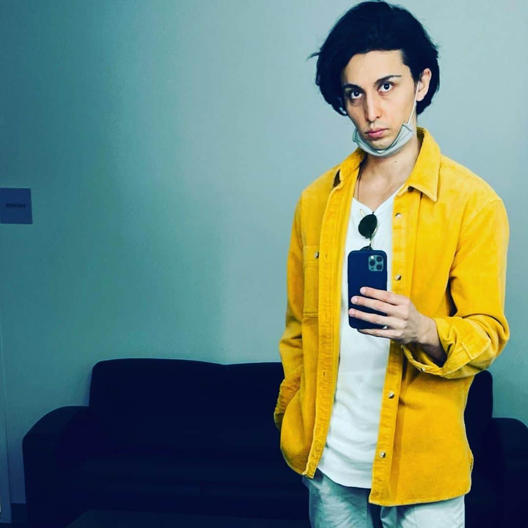ジュリアン・スィーヒのインスタグラム：「That’s a wrap on Tim Kono. And five months of dressing room selfies. #河野ティム #クランクアップ #OMITB @onlymurdershulu」