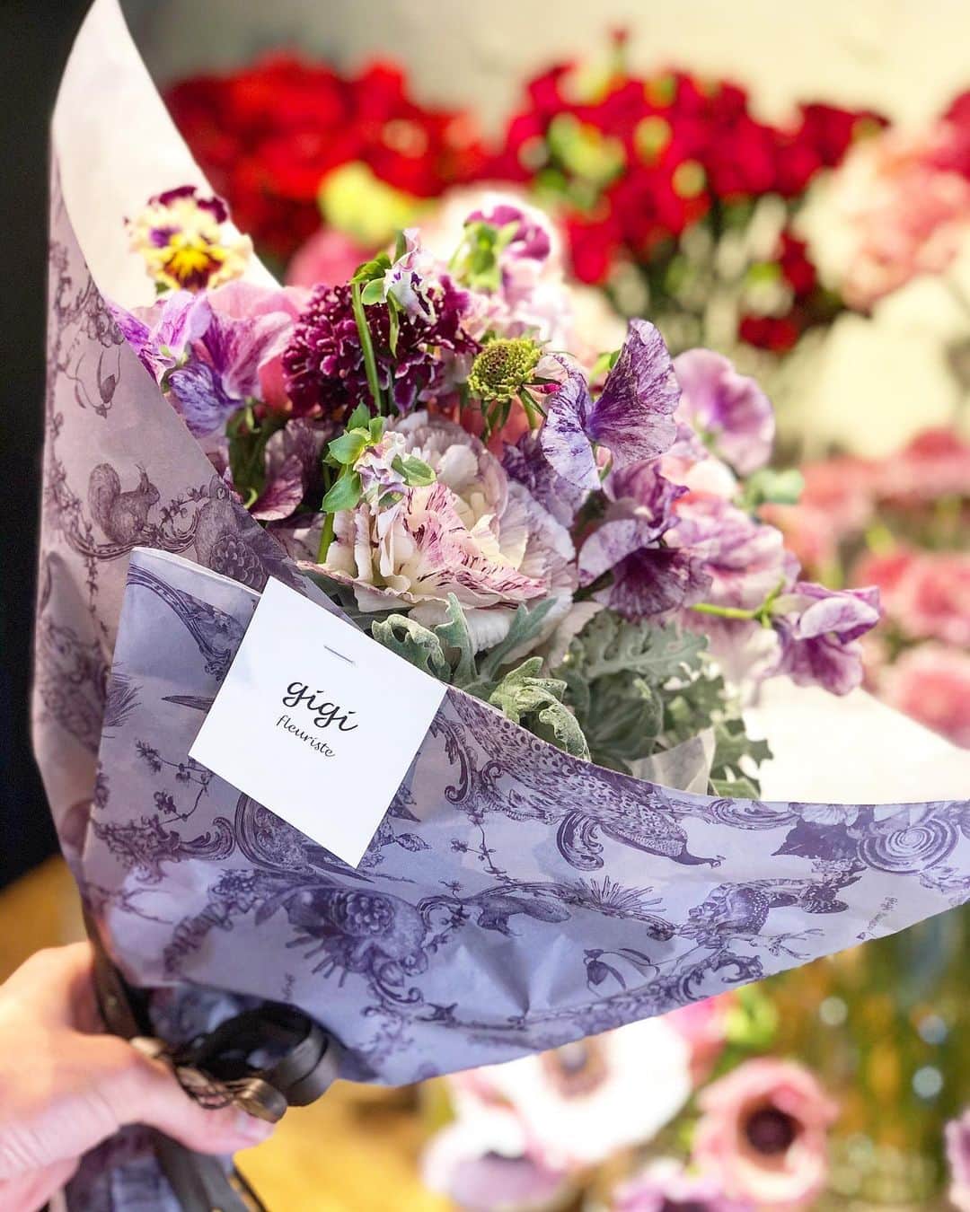 川人未帆さんのインスタグラム写真 - (川人未帆Instagram)「・ 大切な人たちへのお花は、 @gigifleuriste さんで。 ラッピングがすごく可愛くなっていて…gigiさんのお花を引き立ててる💐お花のセンスはもちろんのことだけどラッピングでこれだけ特別感がでるものなんだな〜 これは贈る方も嬉しい✨  セブンテンの包装紙から着想を得てくれたというお話を聞いてとっても嬉しかった😭✨ オープンして間もない南青山店(日本橋店もあります)は、こだわりの家具も可愛くて、骨董通りから路地を入って少しひらけた陽当たりのいい場所もなんだか素敵。 母の日のお花はgigiさんにお願いしよう🙌」4月11日 9時43分 - miho0319kawahito