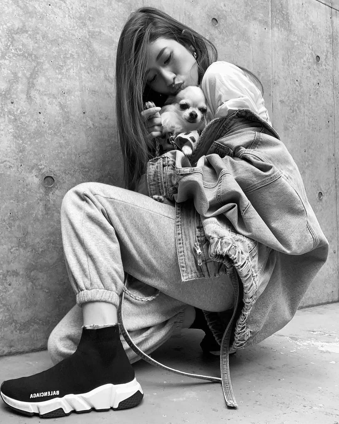 柳めぐみのインスタグラム：「. . Good morning🌿🤍 ピカピカの日曜日🐶 . #goodmorning  #sunday #sunnyday #おはよう #日曜日 #お散歩 #愛犬 #mylove #mybaby」