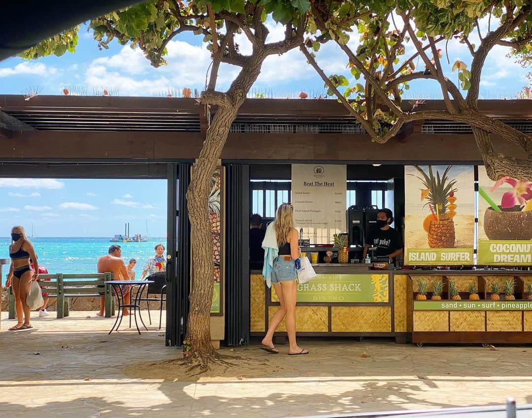 マキ・コニクソンさんのインスタグラム写真 - (マキ・コニクソンInstagram)「Good morning from Waikiki Beach!! 🤙🏼  ワイキキビーチの前に こんなお店がオープンしてました！ 名前は”Waikiki Grass Shack Bistro” お店の横には長テーブルがあってワイキキビーチを見ながら(立って)ドリンクを飲む スタイルです！  売りはリアルパイナップル🍍に ドリンクが入ってるいわゆる”映え”する ”Island Surfer”と言うドリンク！ この他にもリアル ココナツに入ってる “Coconut Dream”と言うドリンクも ありました！南国らしいカジュアルな ドリンク スタンド！  今日もハワイは快晴です！☀️😎 めちゃくちゃ気持ちが良いお天気！ ワンズのお散歩日和！🚶‍♀️🐾🐾  1日は1日だから同じ1日を思いっきり 楽しんじゃいます！🤗🤗 Have a smiley day!! 😊  #エアハワイ🌺  #ハワイのおすそ分け🤙🏼  #ワイキキビーチ⛱ #人生楽しんだもん勝ち✌🏼」4月11日 9時50分 - makikonikson