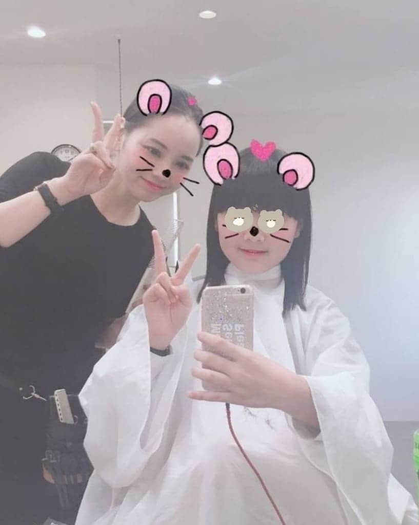 CHIHARUさんのインスタグラム写真 - (CHIHARUInstagram)「今日は入学式前に娘のCUT💇‍♀️ ２年前に撮った写真(２枚目)を待ち受けにしていて、それと同じように撮ろう😆と２年越しの同じショット😚💓」4月11日 15時22分 - 10090725c