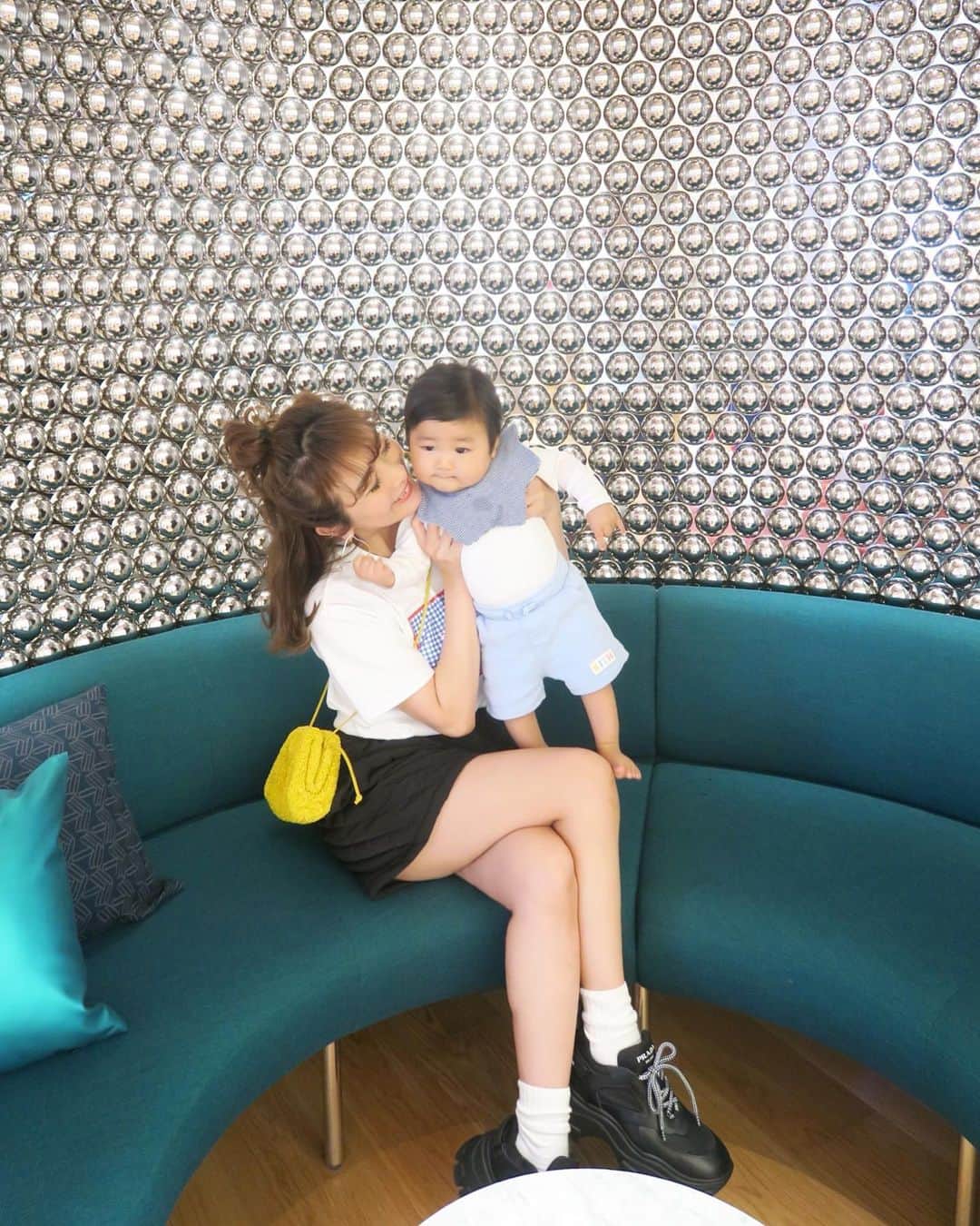 Mai Wakimizuのインスタグラム：「hotelスタッフ全員の方達が息子に声を掛けてくれる♡だいたい何ヶ月ですか？と聞かれることが多いけど、何グラムで産まれたんですか？とまで聞いて下さる方も居てびっくり。笑 まだ独身の若いスタッフさんで、子どもが大好きなんだそう♡そんな質問されたの初めてだったので(笑)、息子に興味を持ってくれたことに嬉しくてほっこりでした♡イケイケで大人向きのhotelだけど、子どもにもとっても優しくてサービスも素晴らしい＼(^o^)／ただ強いて言えば、息子とプールに入れないのが心残り。 #生後8ヶ月#男の子ベビー#男の子ママ」