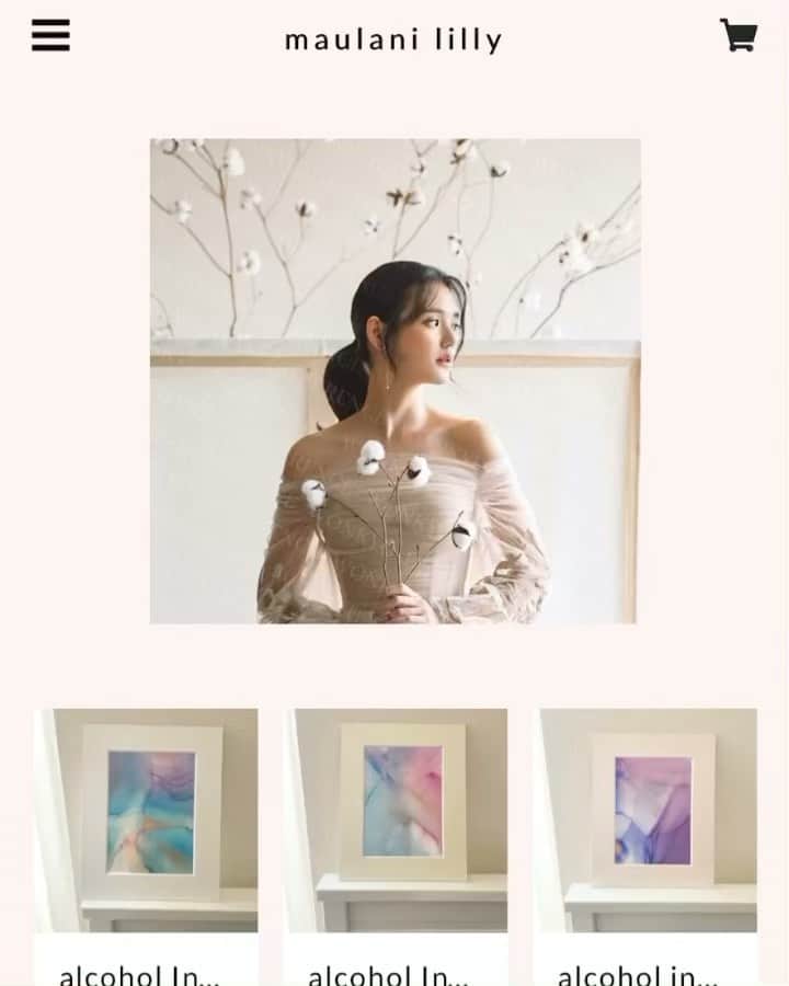石坂友里のインスタグラム：「2020年のおうち時間で描いてきた絵を期間限定で出品することにしました🐰🏡❣️  それぞれの絵にそれぞれ手書きのメッセージを書いて作品を完成させることにしました🐰 机の上に置いてみたり壁に貼ったりしおりにしたり、 がんばろう~!!という気持ちを込めて、 それが届いた時、まるでお手紙みたいな 少しでも私の世界を身近に感じられる、元気が出る、楽しい瞬間になればと思いました🐰🏡 4/12 11:30頃オープン予定で、リンクはtopに貼りました🐰🏡絵の見本はここでも見れます　@lill_y0425   2020년에 집 시간에 그리던 그림을 기간핸정 해서 출품하기로 했어요🐰🏡❣️  각각 그림에 손 메시지를 걱각 지어 작품을 완성시키기로 했어요🐰 책상 위에 놓아 보거나 ,벽에 붙이거나 책갈피로 하거나  힘내자~~!!라는 마음을 담고 그것을 받을때 뭔가 편지 처럼 조금이라도 나의 세계를 가깝게 느껴지고  힘이 나고 즐거운 순간이 되었으면 좋겠다고 생각 했어요🐰🏡 4/12 11:30때 오픈 예정에서 링크는 top에 붙였어요 🐰🏡 해외 결제는 될지 안 될지 모르겠지만.... 되면 해외배송 보내드리겠습니다🐰ㅎㅎ  그림은 여기서도 볼 수 있어요 @lill_y0425」