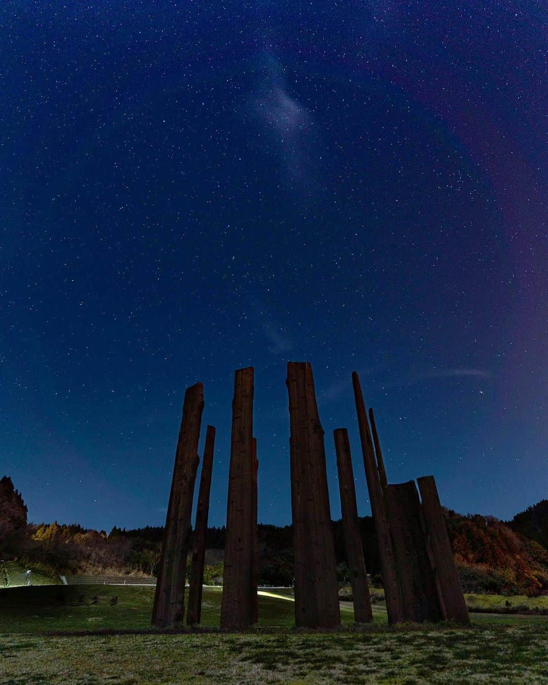 詩歩のインスタグラム：「Starry skies at a Jomon site. The #Mawakisite in Noto Peninsula, Ishikawa Prefecture, is the remains of a Jomon period settlement. That's about 6,000 years ago! It's hard to believe that people have been living on the Noto Peninsula for that long...  The monument in the photo is a reproduction of a special type of remains called "ring-shaped wooden column", which has been excavated only in Hokuriku. The use of the columns is still a mystery and they have been rebuilt in the same place over and over again. Hmmm, ancient romance. It's a bit like Stonehenge...!  The ruins themselves are accessible even at night (is that okay?!). The surrounding area is completely dark, so you can even see the stars at night. On the day I took this photo, the moon conditions were not good, so I couldn't get a good shot... but if it's a new moon day, I'm sure you'll be able to see an amazing starry sky...! Next to the ruins, there is a hot spring inn called "Mawaki Pole Pole", so it is recommended to stay here and come to see the starry sky.  🌠  縄文遺跡で見る星空  石川県能登半島にある　#真脇遺跡 は、縄文時代の集落の遺跡。縄文時代がどれくらい前かというと、なんと約6,000年前！！！  そんなにも昔から、この能登半島には人が住んでいたなんて…。古代史好きな歴女のワタクシ、たまりません🤤  遺跡自体はとても広いエリアなのですが、特に注目なのが写真のモニュメント。「環状木柱列」と呼ばれる、北陸だけで出土している特殊な遺構が再現されています。  利用用途は「未だに謎」らしく、柱も同じ場所で何度も何度も立て替えられているとか。うーん、古代ロマン😍ちょっとストーンヘンジっぽくない…！？  遺跡自体は夜でも立ち入ることができて、（それでいいのか！？）周囲は真っ暗なので夜には星空を見ることもできます。私が撮影した日は月の条件が良くなかったので、力不足でうまく撮れませんでしたが・・・新月の日ならきっとすごい星空が見れるはず…！★  遺跡の横に「縄文温泉の宿 真脇ポーレポーレ」という温泉宿があるので、ここに泊まって星空を見に来るのがおすすめ◎  でも、やはり墓の遺跡などもある場所なので、なんとも言えない雰囲気がありまくり（笑）ひとりでは絶対に怖くて来れなかっただろうな、と思いました😂ぜひ誰かと一緒にお越しください！！！  🚃  お仕事で北陸3県を巡ってきました！  #shiho_hokuriku のタグで 富山 / 石川 / 福井 の写真をpostしていきます📷お楽しみに〜✨  🙏旅行を検討中の方へ﻿ 緊急事態宣言解除後も、引き続き感染症対策は必要です！  政府や自治体が発表している新型コロナウイルスの最新情報を確認し、遠方の感染拡大エリアへの訪問は控えるなどご自身で判断をお願いします。﻿#withコロナ旅行 での感染対策方法についてはyoutubeに動画をあげています。  @hotishikawa_tabinet  @nototown_tourism  📷 2021 📍真脇遺跡／石川県　能登町 📍Mawaki Remains／Ishikawa Japan #shiho_ishikawa  ©詩歩 / Shiho」