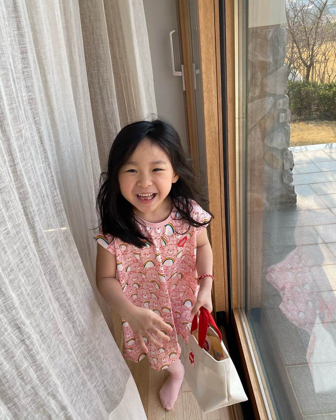 イ・ヨンウンのインスタグラム：「. 캐리이모선물 풀착장하고  기분 날라가심 . #베베드피노x케어베어」