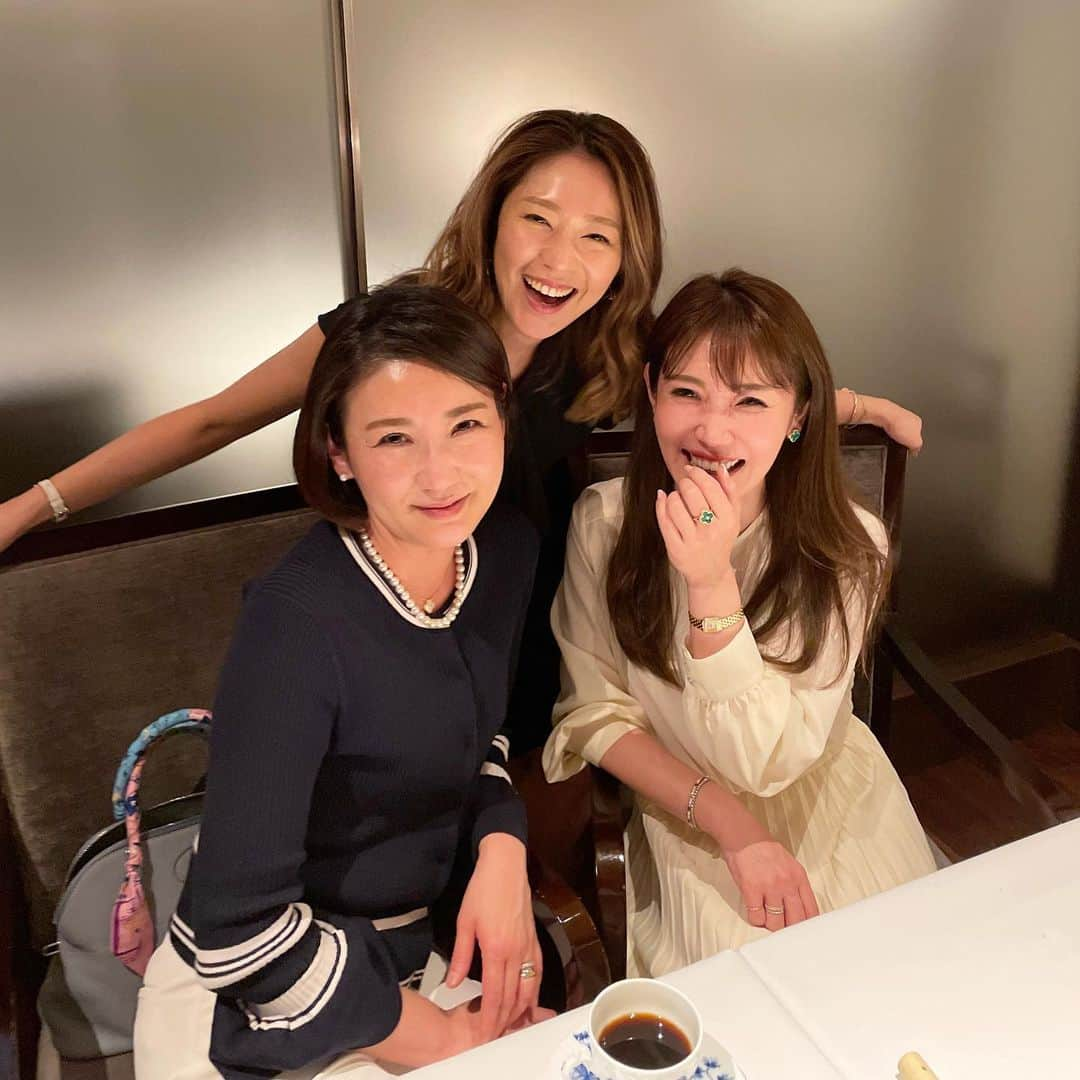 吉田美紀さんのインスタグラム写真 - (吉田美紀Instagram)「・ ・ 素敵女子とパワーディナー🍽 @tokyo_hills_clinic の @thc_miho.k と @kiyono_410 と♡♡ ・ 美パワー！笑顔パワー！沢山もらいました･:*+.♡ 笑うって大切˚✧₊⁎ ・ 初めてのSalon du Goût🍴🍷 好きな食材を好きなスタイルで少しずつ♡ はぁ…本当に美味しかったし パクチーたっぷりでいただいた 最後のカレーが…忘れられない🤤 ・ #salondugout #friends #dinner #tokyogourmet #tokyorestaurant #女子会 #ディナー #サロンドグー #東京グルメ #東京レストラン」4月11日 10時54分 - miki__yoshida