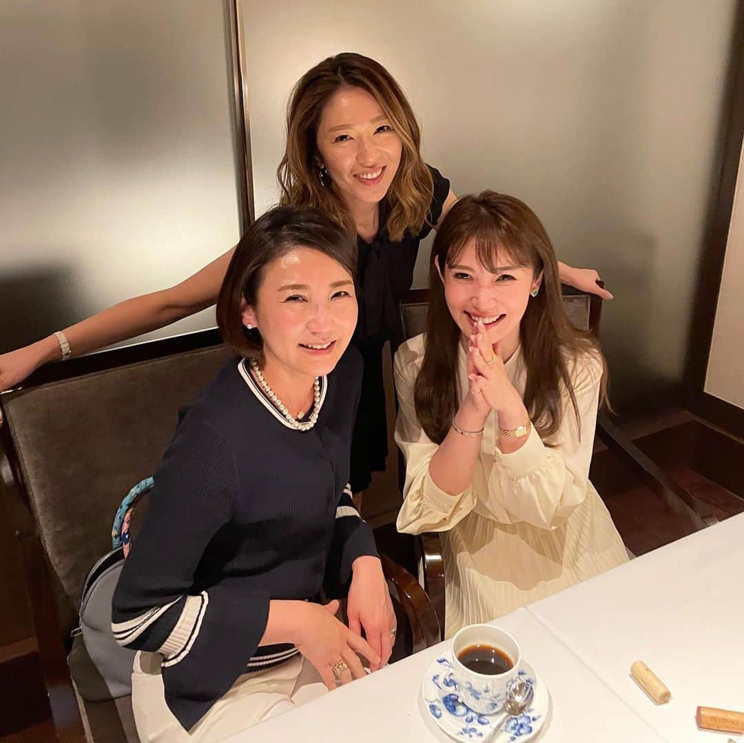 吉田美紀さんのインスタグラム写真 - (吉田美紀Instagram)「・ ・ 素敵女子とパワーディナー🍽 @tokyo_hills_clinic の @thc_miho.k と @kiyono_410 と♡♡ ・ 美パワー！笑顔パワー！沢山もらいました･:*+.♡ 笑うって大切˚✧₊⁎ ・ 初めてのSalon du Goût🍴🍷 好きな食材を好きなスタイルで少しずつ♡ はぁ…本当に美味しかったし パクチーたっぷりでいただいた 最後のカレーが…忘れられない🤤 ・ #salondugout #friends #dinner #tokyogourmet #tokyorestaurant #女子会 #ディナー #サロンドグー #東京グルメ #東京レストラン」4月11日 10時54分 - miki__yoshida