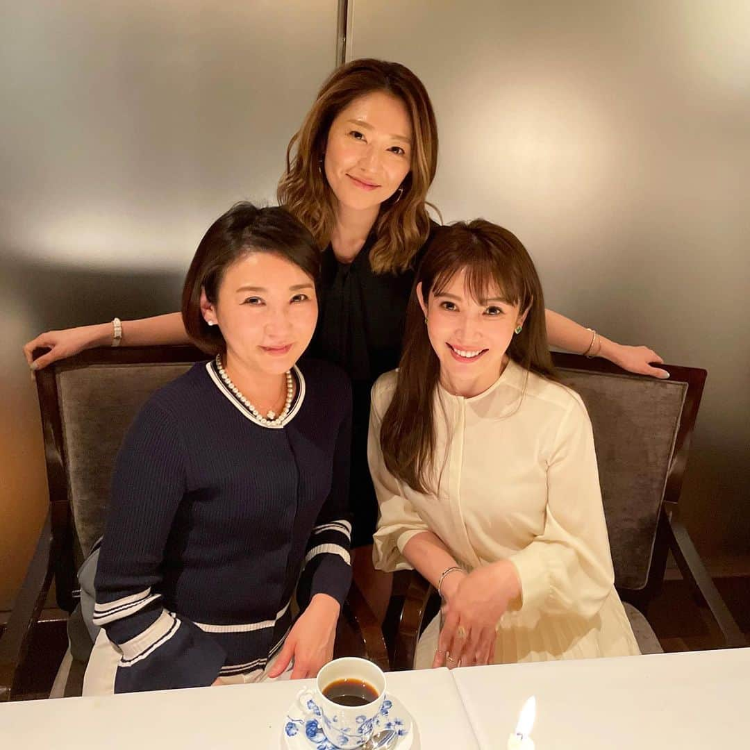 吉田美紀さんのインスタグラム写真 - (吉田美紀Instagram)「・ ・ 素敵女子とパワーディナー🍽 @tokyo_hills_clinic の @thc_miho.k と @kiyono_410 と♡♡ ・ 美パワー！笑顔パワー！沢山もらいました･:*+.♡ 笑うって大切˚✧₊⁎ ・ 初めてのSalon du Goût🍴🍷 好きな食材を好きなスタイルで少しずつ♡ はぁ…本当に美味しかったし パクチーたっぷりでいただいた 最後のカレーが…忘れられない🤤 ・ #salondugout #friends #dinner #tokyogourmet #tokyorestaurant #女子会 #ディナー #サロンドグー #東京グルメ #東京レストラン」4月11日 10時54分 - miki__yoshida