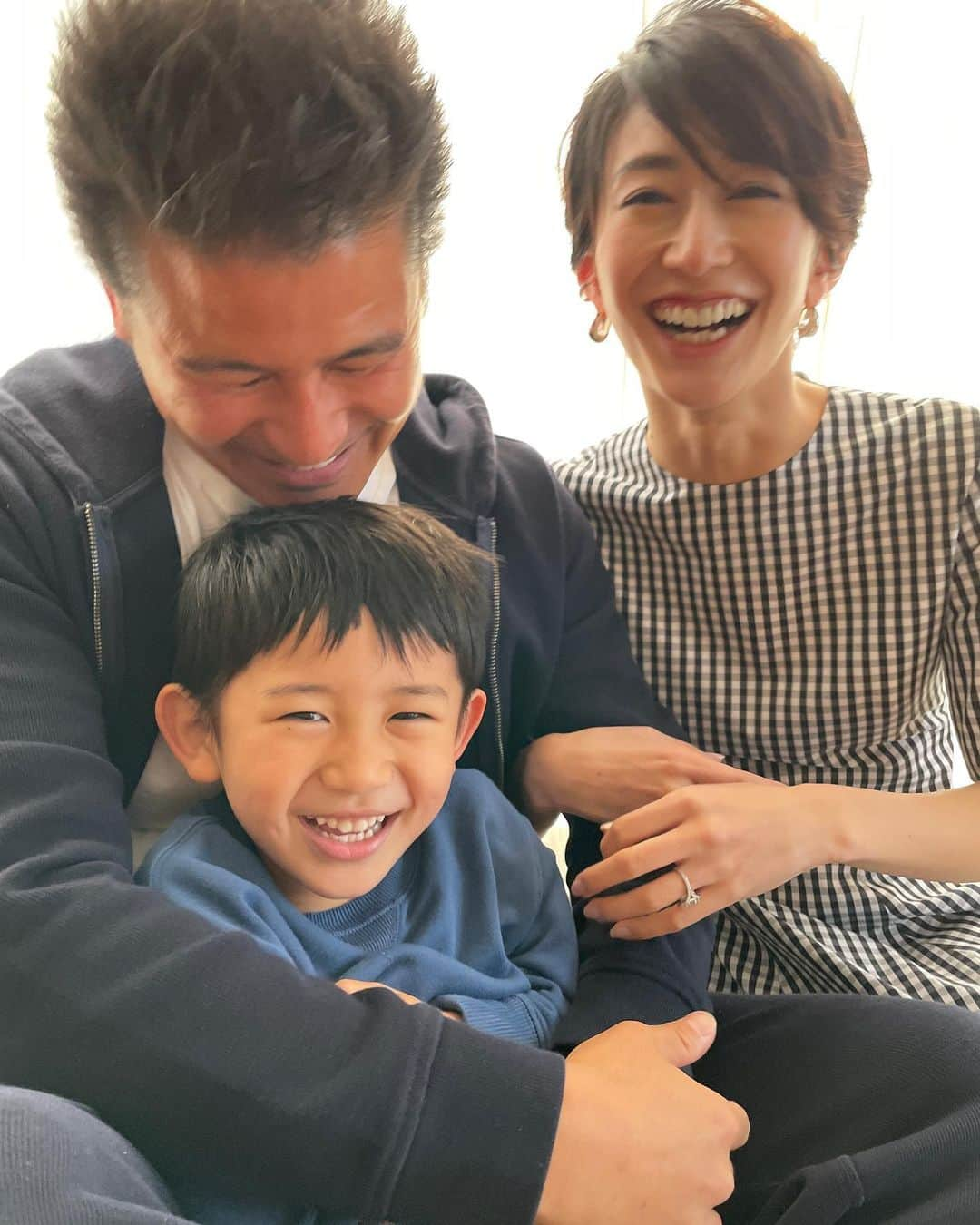 神山まりあさんのインスタグラム写真 - (神山まりあInstagram)「Family photo 撮影終わりに撮ってもらった3人のショット📷  フレームに入れて飾ろうっと。  にしても夫がゴルフでまっくろなんだが。私も日焼けしたい。 夏よ、こい☀️  #family」4月11日 11時14分 - mariakamiyama