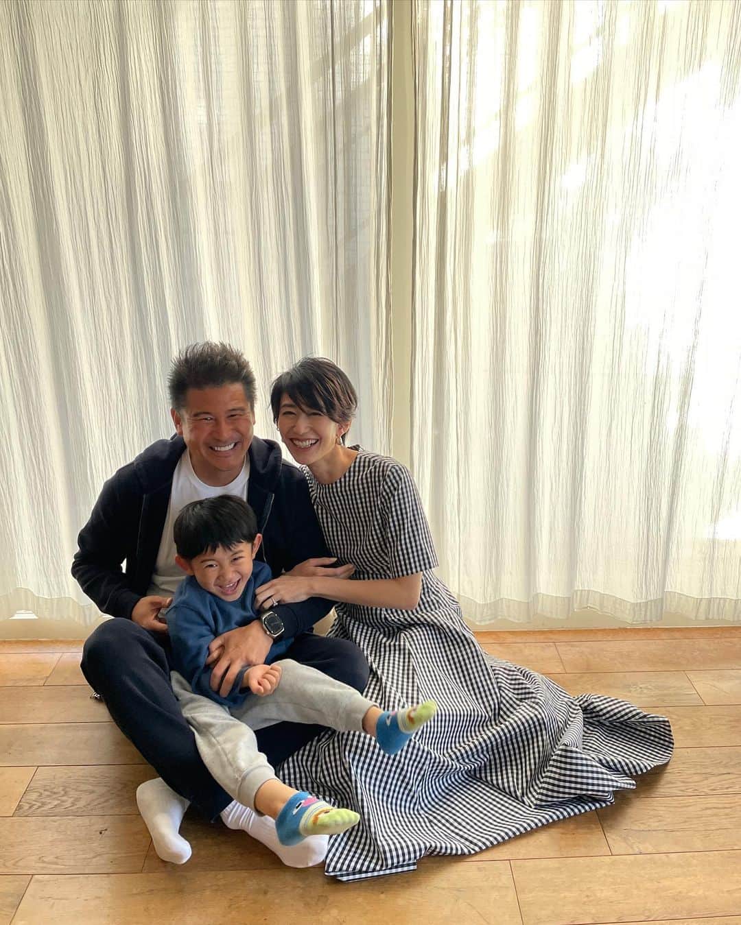 神山まりあさんのインスタグラム写真 - (神山まりあInstagram)「Family photo 撮影終わりに撮ってもらった3人のショット📷  フレームに入れて飾ろうっと。  にしても夫がゴルフでまっくろなんだが。私も日焼けしたい。 夏よ、こい☀️  #family」4月11日 11時14分 - mariakamiyama