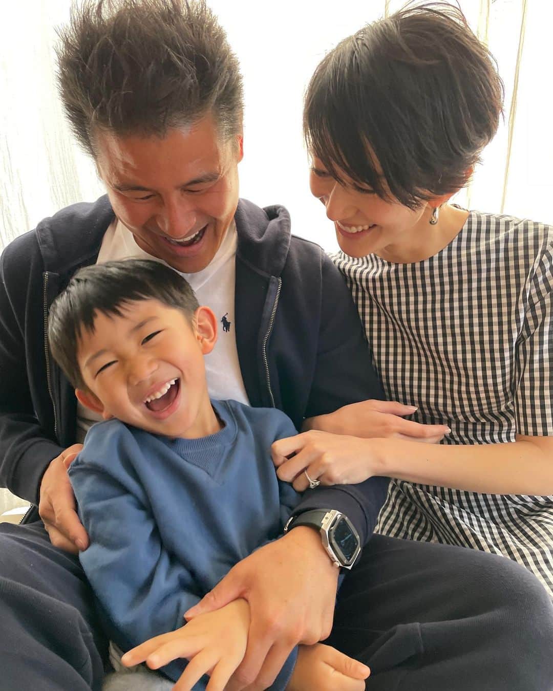 神山まりあさんのインスタグラム写真 - (神山まりあInstagram)「Family photo 撮影終わりに撮ってもらった3人のショット📷  フレームに入れて飾ろうっと。  にしても夫がゴルフでまっくろなんだが。私も日焼けしたい。 夏よ、こい☀️  #family」4月11日 11時14分 - mariakamiyama