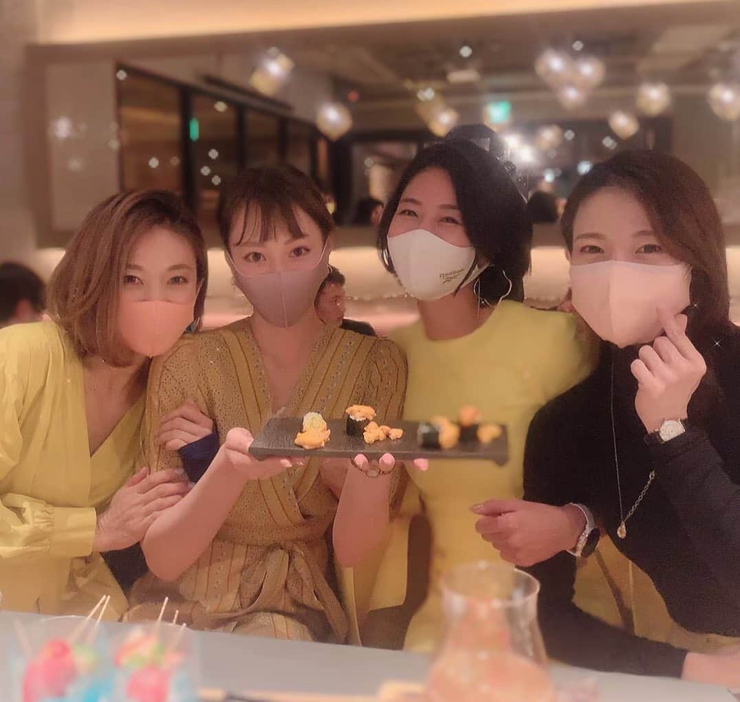 中村果生莉のインスタグラム：「😍 . . 先日は、#美コア ミーティング後に、#美コア会 参加させていただきました✨  #PCR 検査も行い、#感染対策 もバッチリ👍  いつもはなかなかゆっくりお話できないけど、こういう場を作ってくださった事で、トレーナーの皆さんや美コア考案者の、絵里加さん(@erika__yamaguchi )ともゆっくりお話できました😊🙏  これからも美コアコンセプトやメソッドを大切に、お客様の食事・運動・生活リズムを整えながら免疫力30%、代謝を12%アップして  体温の維持・上昇していけるように#美コアメディカルフィットトレーナー 頑張っていきます💪✨  この日の#ドレスコード は元気にする色ということで黄色でした🍀  店内全体明るかった〜😂  @bcore_official  @erika__yamaguchi  @maki.corecore  @925jgktopk_11  @mai_yoga08  @mizuki_swimfly  @ayaka.akahane23  @ryosuke_103  @kobayan__0317   皆様ありがとうございました(^^)！！  . . . #美コア #美コア東京スタジオ  #美コアトレーナー #美コアメディカルフィットトレーナー #美コアトレーニング  #training #トレーニング #トレーナー #ダイエット #diet #体幹トレーニング #体幹 #コア #core #健康 #免疫力」