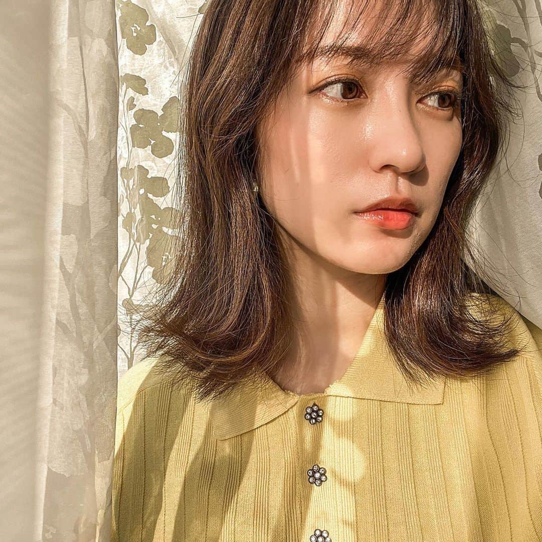 瀬口かなのインスタグラム：「これはカーテンです😜💛💛﻿ ﻿ 最近はもうずっとモンハンをしています🎮﻿ 笛をメインにライトボウガンと操虫棍を使っています🏃‍♀️✨﻿ ﻿ ﻿ #instalike #instadaily #yellow #黄色コーデ #モンハンライズ #selfie #セルフィー」