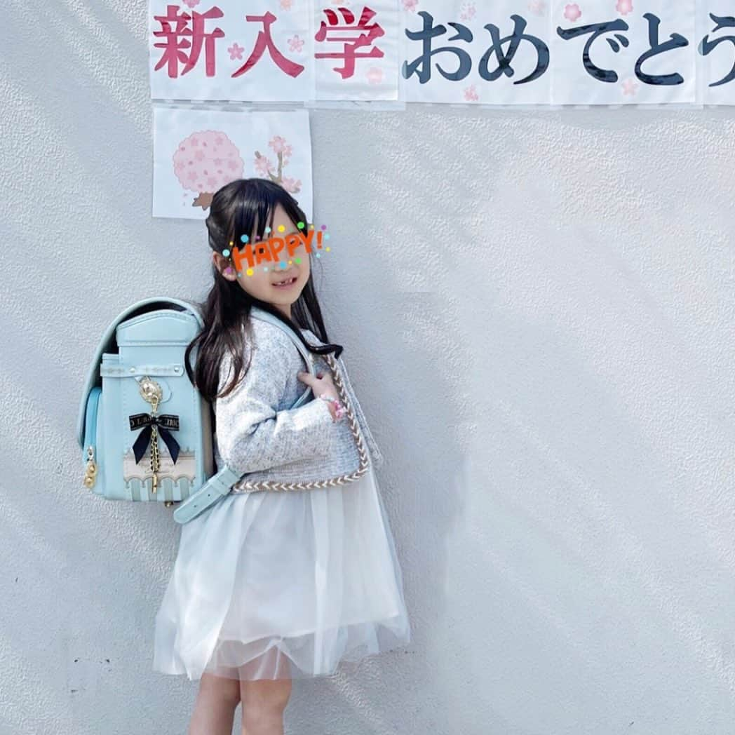 蛯原英里さんのインスタグラム写真 - (蛯原英里Instagram)「先日、娘の小学校入学式でした🌸 お天気にも恵まれた入学式 娘的にはワクワクドキドキの１日でしたが、親的には遂に。と言うか…寂しい〜！ 娘が１歳ぐらいの頃は、小学校入学なんて遠い遠い先の話しだと思っていた。 ランドセルを購入しても、幼稚園を卒園しても入学の準備をしていても まだ心の何処で、先の話しだと 思っていた部分もありましたが ランドセルを背負って、正門を通り クラスに送り届けると「小学生になったんだな〜」と改めて実感😭 もちろん嬉しい気持ちではあるのですが ちょっぴり寂しい親心… でも、娘には新しい学校、新しいお友達 新しい生活を存分に楽しんで欲しいな❣️  入学おめでとう🌸  #入学式コーデ  #congratulations  #小学校  #おめでとう  #新一年生  #ピカピカの一年生  #6歳」4月11日 11時20分 - eriebihara