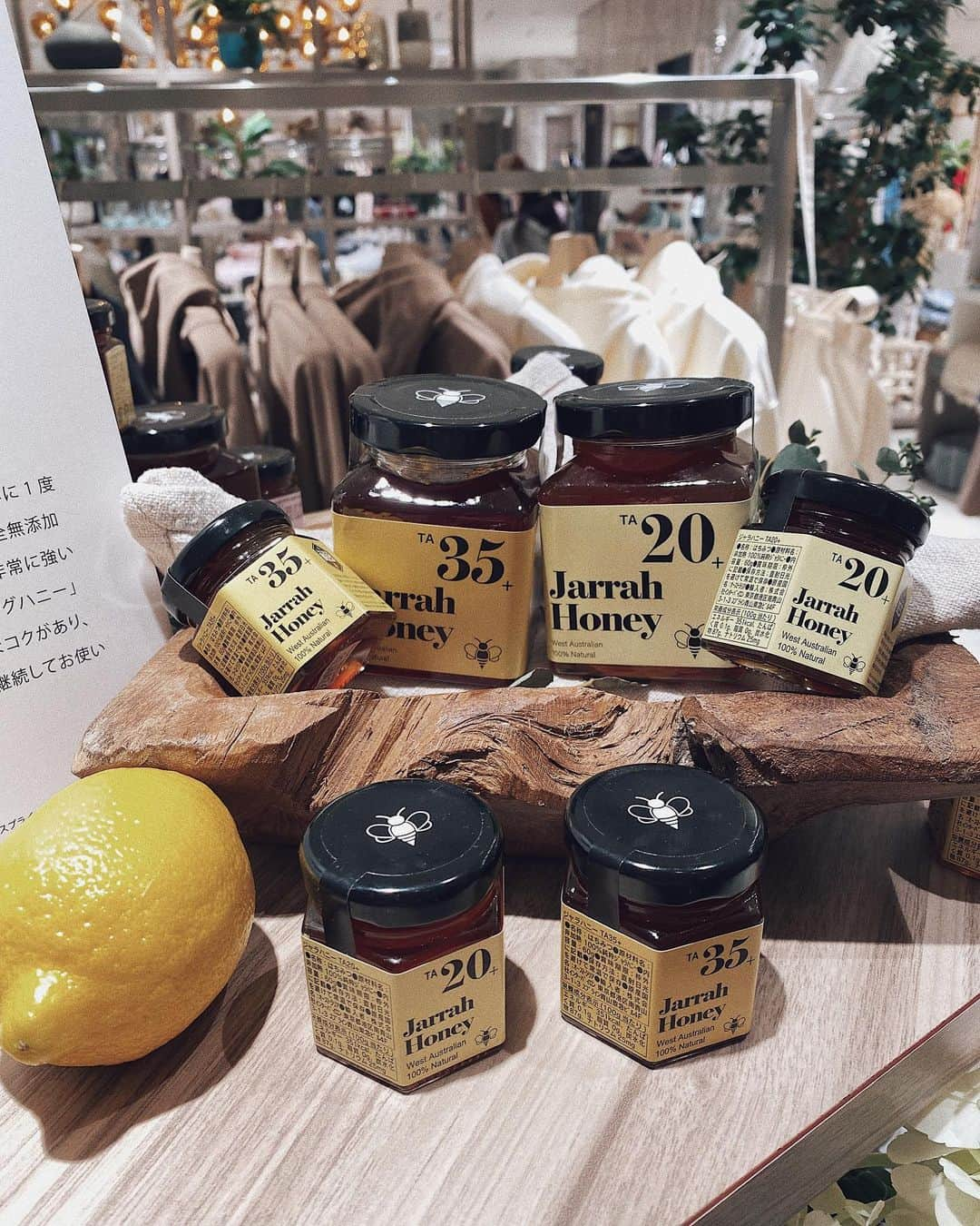 翁安芸さんのインスタグラム写真 - (翁安芸Instagram)「@thebees.jp Isetan Shinjuku Pop up🐝✨ 4/10-4/20   私は本日4/11(日)も 13:00-16:00まで店頭にいます🌼  伊勢丹新宿店２階でお待ちしています。  #isetanshinjuku #thebees #abuzzfromthebees #honey #はちみつ #ジャラハニー #伊勢丹新宿店」4月11日 11時27分 - akinyc