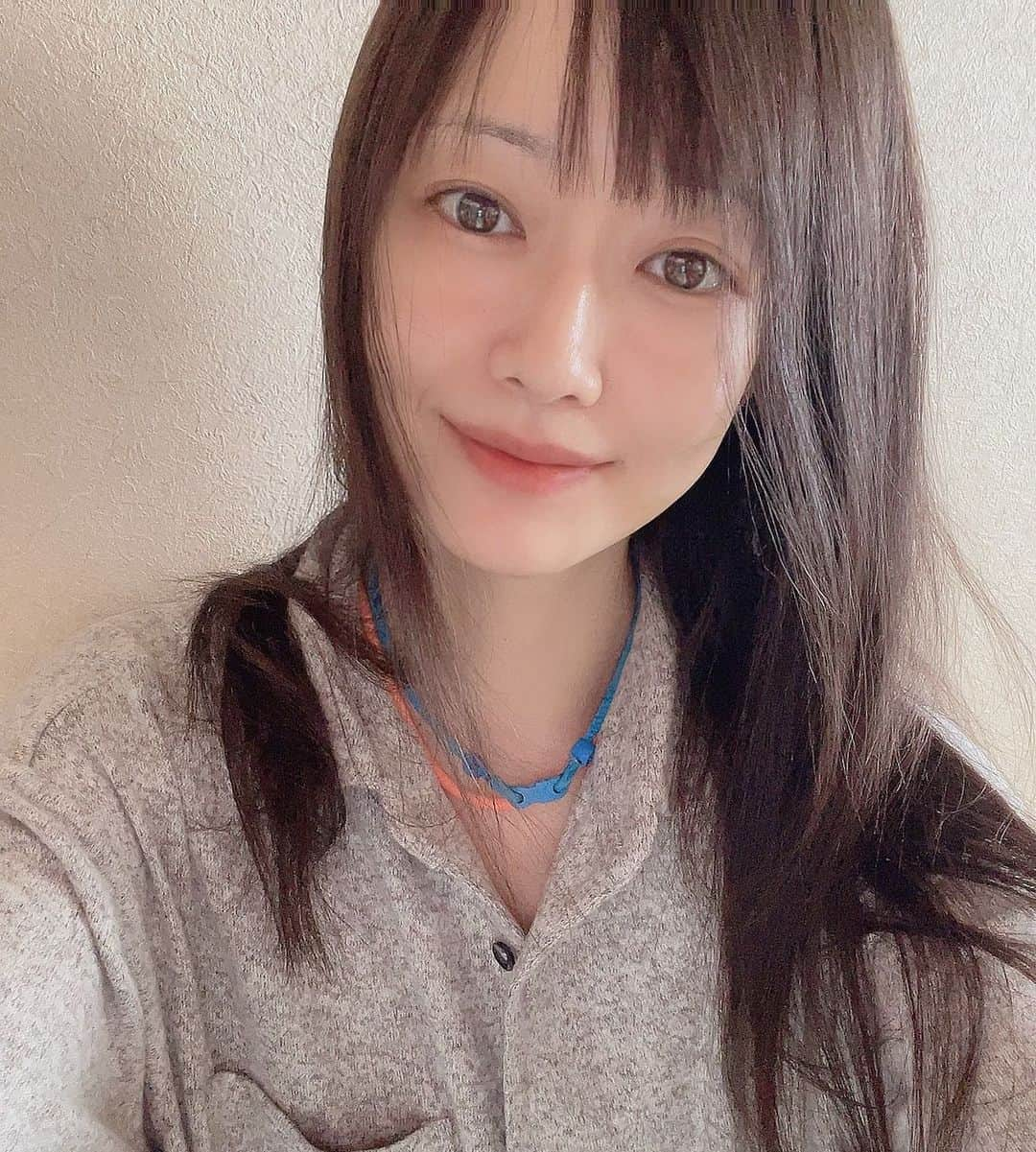 吉山りささんのインスタグラム写真 - (吉山りさInstagram)「🌅  おはようございます☺️💋  今起きたわけじゃないけど おはようございます😚💓  昨日のお風呂YouTube 見て頂きありがとうございました☺️🛁🚿  次は消えない もちもちの泡でやります😂🛁💓  SABONのバブルバスが最強かも🧴🧼  #吉山りさ #美容 #40代 #美肌ケア #フリーモデル #youtube  #bubbles  #フリーランスモデル #me #instalike #アラフォーママ #モデル #model #Japanese #バスタオル女子 #バスタオルモデル #温泉 #温泉ソムリエ #お酒 #お風呂 #温泉モデル #温泉女子 #hotsprings #bañarse #모델   新しい #パジャマ 着心地goooood😍 朝方寒くてパジャマの上にパジャマ着たのは秘密😎 #すっぴん」4月11日 11時40分 - oreorerisa