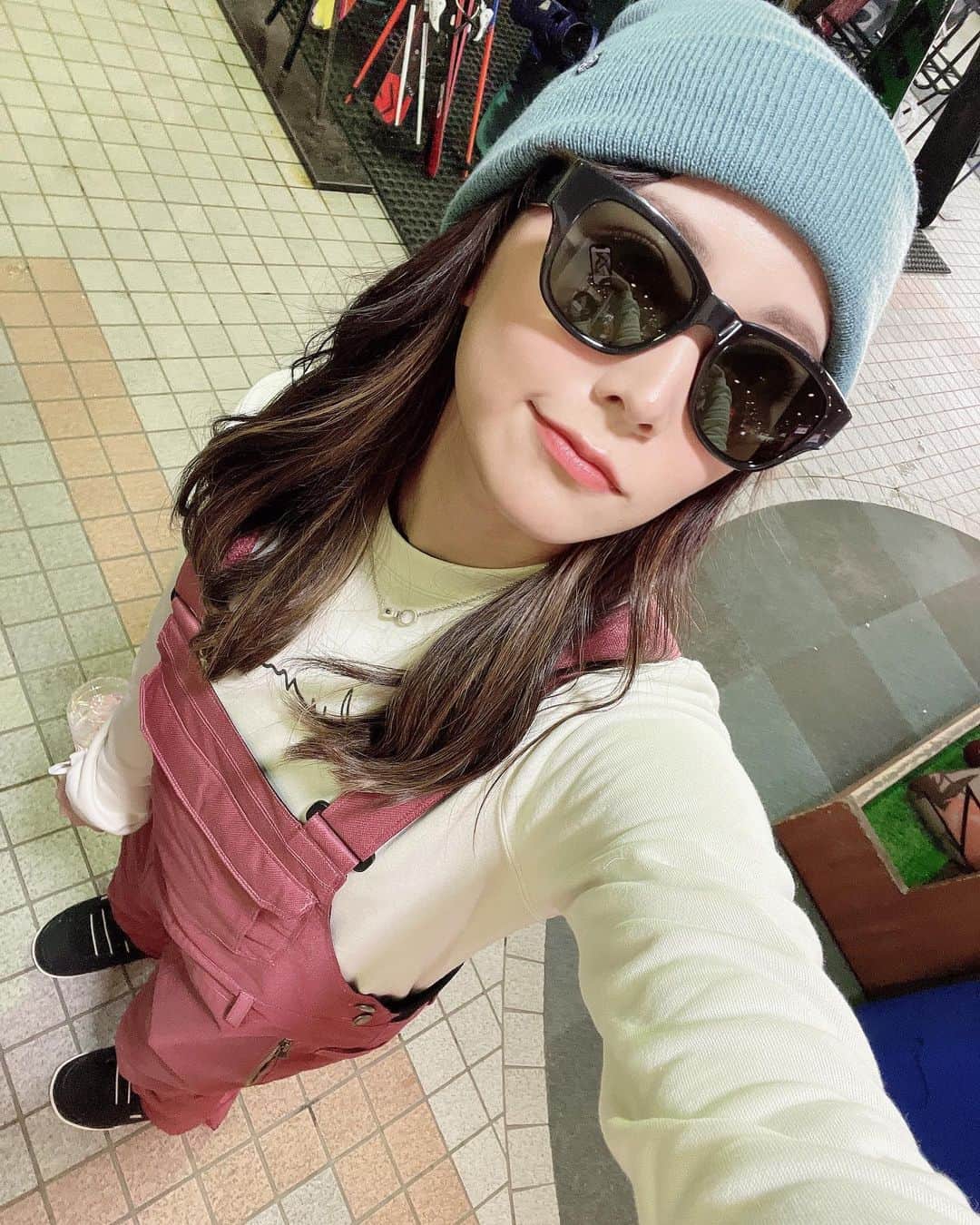 白間美瑠さんのインスタグラム写真 - (白間美瑠Instagram)「SNOWANGEL撮影の時☃️ 焼きそばみたいなイカす髪型してるスタッフさんのメガネをお借りしました🕶あとは、、焼きそばにするだけで私もイカす女になれる😏😏」4月11日 11時34分 - shiro36run
