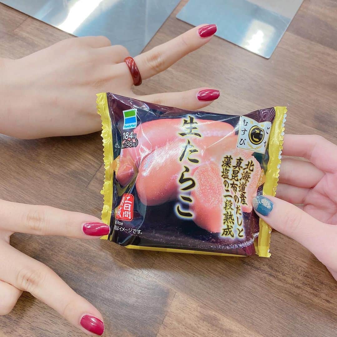 古賀葵のインスタグラム：「🍙  #生たらこ #おいしい #ピースの人指きれいだなぁ。  #先生がハッシュタグ直してくれた」