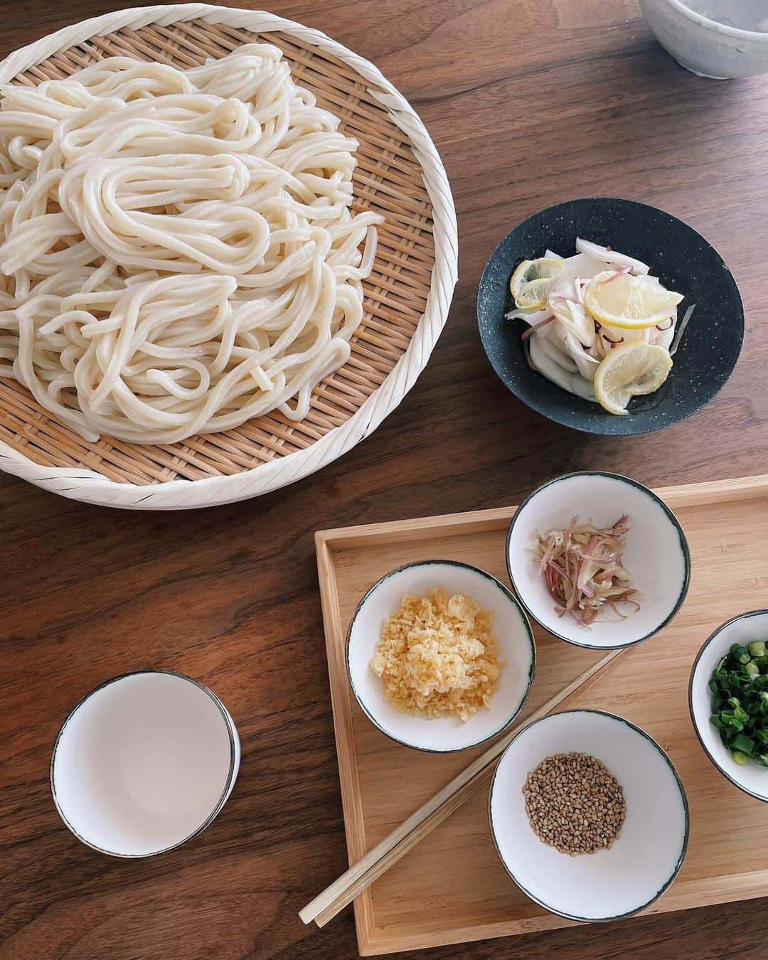 原田沙奈子さんのインスタグラム写真 - (原田沙奈子Instagram)「今日はざるうどん。 讃岐うどんのおか泉。  それぞれ、 生醤油とすだち めんつゆと薬味 ぽん酢とカボス とか、お好きな組み合わせを楽しみながら。  器も大小で好みのものを。  あと、冷蔵庫の片隅でしなりそうだったカブをレモンと塩と茗荷と唐辛子で和えたものも。  食事後にアマネの小さな頃の動画をみんなで見て、笑う。  平和な日曜🕊  #おうちごはん#讃岐うどん#おか泉 #サナコ_お料理」4月11日 11時47分 - sanakoharada