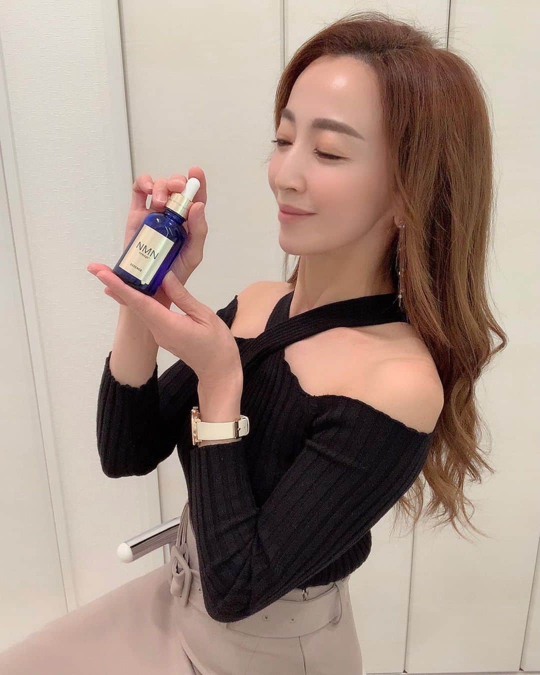 のインスタグラム：「最近メディアで話題の エイジングケア成分〝NMN”✨ . 気になっていたので百貨店でも取り扱いのある高級美容液 @nmnrenage_officialの「renage ESSENCE」を 使ってみたよ😊 . こっくりとしたとろみのあるテクスチャーだけど、 お肌にスーッと浸透されて、使えば使うほどお肌が みずみずしくなってツヤ感が出てくるよ♡ . NMN renage ESSENCEにはNMNだけでなく6つの グロスファクターや2種類のヒアルロン酸も配合されて いるから、お肌のハリUPも期待できるところが ポイント💕 . NMN配合といえば高級なイメージだけど、 50mlも入っててコスパも良いよ🍀 . #NMN#nmnrenage#美容液 #美肌#美肌ケア#エイジングケア#アンチエイジング#グロスファクター#ヒアルロン酸#美容#美容好き#コスメ #コスメ大好き#コスメ好き#コスメ紹介#コスメレポ#おすすめコスメ#コスメ垢#コスメオタク#化粧品#美容マニア#コスメレビュー#コスメ紹介#コスメ好きさんと繋がりたい#美容女子 #beauty#cosme#skincare」