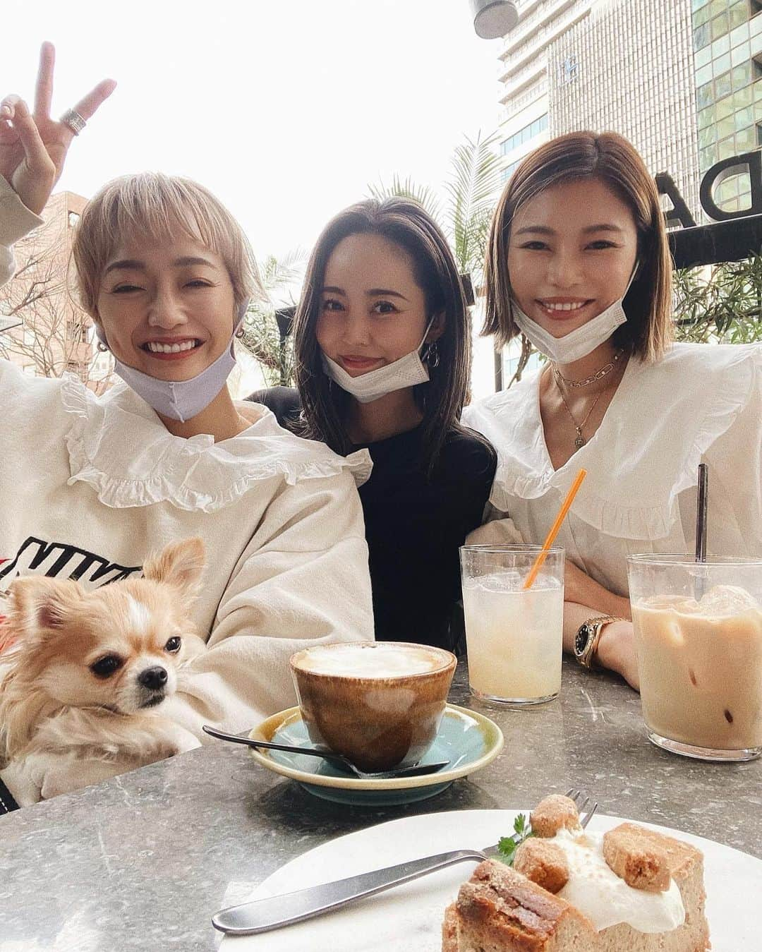 島袋聖南さんのインスタグラム写真 - (島袋聖南Instagram)「いつかのカフェテラス🐶☕️ 大好きな2人とゆるりな時間🌿 お祝いもありがとね🤍」4月11日 12時20分 - seina4444