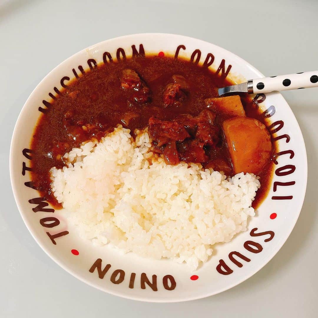 丸山奏子のインスタグラム：「カレーライスを食べるンゴ😛 牛たんの端っこを圧力鍋でことこと煮てるからめちゃくちゃとろとろで美味しいンゴ❗️」