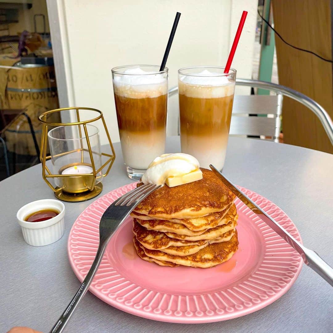 まゆぴちゅーさんのインスタグラム写真 - (まゆぴちゅーInstagram)「🥞( '-' 🥞 )♡⁼³₌₃ 📍【 カフェド武 @cafe_de_take / 表参道(原宿) 】  お皿までかわいいもちふわパンケーキが 食べられる落ち着いた雰囲気のカフェ♡♡  写真のは、  ◯バターミルクパンケーキ 8枚 ¥1200  15時からのメニュー(  ˊ࿁ˋ ) ᐝ🧁 しっとり感とバターの風味がすごくて、 塩味も効いた生地だから、とまらんです🤤🤤💞  嬉しいことに枚数も選べるんだけど、 (3枚→¥750、5枚→¥950) 薄焼きの生地だし意外と2人でシェアとかなら 8枚いけたし何より見た目が8枚のがgood👍♡笑  カフェラテまでかわいい♡ 他にも可愛いケーキたくさんだったよ🥺🍰♡  ちなみに明治神宮前駅から徒歩2分のいい場所 にあって、空いてていいなーと思ったんだけど こちらの原宿店は5/8で閉店らしい🥺🥺🥺  八丁堀から徒歩4分のとこに、 2号店 @cafe_de_take2 があるみたいだから 気になる方は5／8以降はそっちだね🙈🌼 * * * #カフェド武 #cafede武 #東京カフェ巡り  #東京カフェ #原宿カフェ #明治神宮前カフェ  #表参道カフェ #パンケーキ #パンケーキ巡り  #パンケーキ部 #原宿グルメ #神宮前カフェ  #萌え断 #渋谷カフェ #東京グルメ #インスタ映え #可愛いお皿 #カフェラテ #インスタグルメアワード2021  #かふぇすたぐらむ #カフェ巡り好きな人と繋がりたい  #カフェ巡り東京 #cafestagram #カフェスタグラム」4月11日 13時09分 - mayu_03pichu