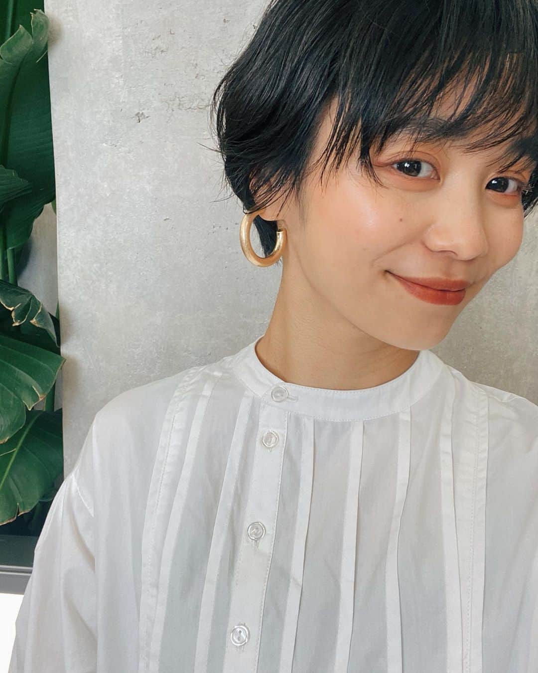 忍舞のインスタグラム：「4/23にADDICTIONから発売されるBase Make-up Collectionの新製品体験会に招待頂きました💄 メイクアップアーティストの方にメイクしてもらいました✨ベースから全てしてもらって、普段の自分メイクとは全然違うし、撮影のメイクとも違くてなんだかテンションあがって、そのままお出かけしたくなりましたww スキンリフレクト　ラスティング　UV　クッションファンデーションはつけた感がいい意味でなくて、自分の肌感も残ってるから自然なのがかなりよかったです✨でもカバーはしてくれて⭕️ ベースも光で毛穴を目立たなくしてくれたり、ハイライトも自然な凹凸のツヤ感をだしてくれるので、ベースメイクが楽しくなりそうです♫ ・ 個人的に最後に使うメイクアップ フィックス　マイクロ ミストがすきw ・ 4/10～4/22に全国のADDICTIONカウンターで私の投稿を見せると、クッションファンデーションのサンプルがもらえます🙆‍♀️数量限定みたいです！ ※セミセルフ除く ・ ・ ・ #アディクション #素肌膜ファンデーション #クッションファンデ #光レイヤード #ADDICTIONpartner」