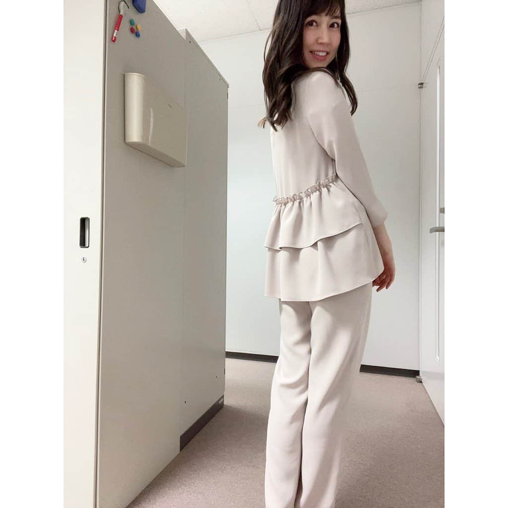 寺田ちひろのインスタグラム：「💕衣装💕﻿ ﻿ 先週の『日テレNEWS24』にて🧸﻿ めずらしくパンツスタイルでした😳✨﻿ ﻿ M-PREMIERさん(@m_premier_jp)﻿ のセットアップです！﻿ ﻿ 後ろ姿が可愛いんですよ〜☺️💕﻿ フリルなのです💕💕﻿ ﻿  頭と足が切れちゃったけど載せちゃった😝 自撮りの限界を感じています笑﻿ ﻿ ﻿ 4月からも変わらず24は、﻿ (月)16時くらい〜深夜まで﻿ (火)深夜〜朝7時くらいまで﻿ (土)早朝〜15時くらいまで﻿ ﻿ を担当します✨﻿ ﻿ ぜひご覧ください🥰💐﻿ ﻿ ﻿ #日テレnews24 #n24 #日本テレビ #日テレ #衣装 #mpremier #エムプルミエ #セットアップ #パンツ #フリルが好き #気象予報士 #防災士 #フリーアナウンサー #セントフォース #寺田ちひろ」